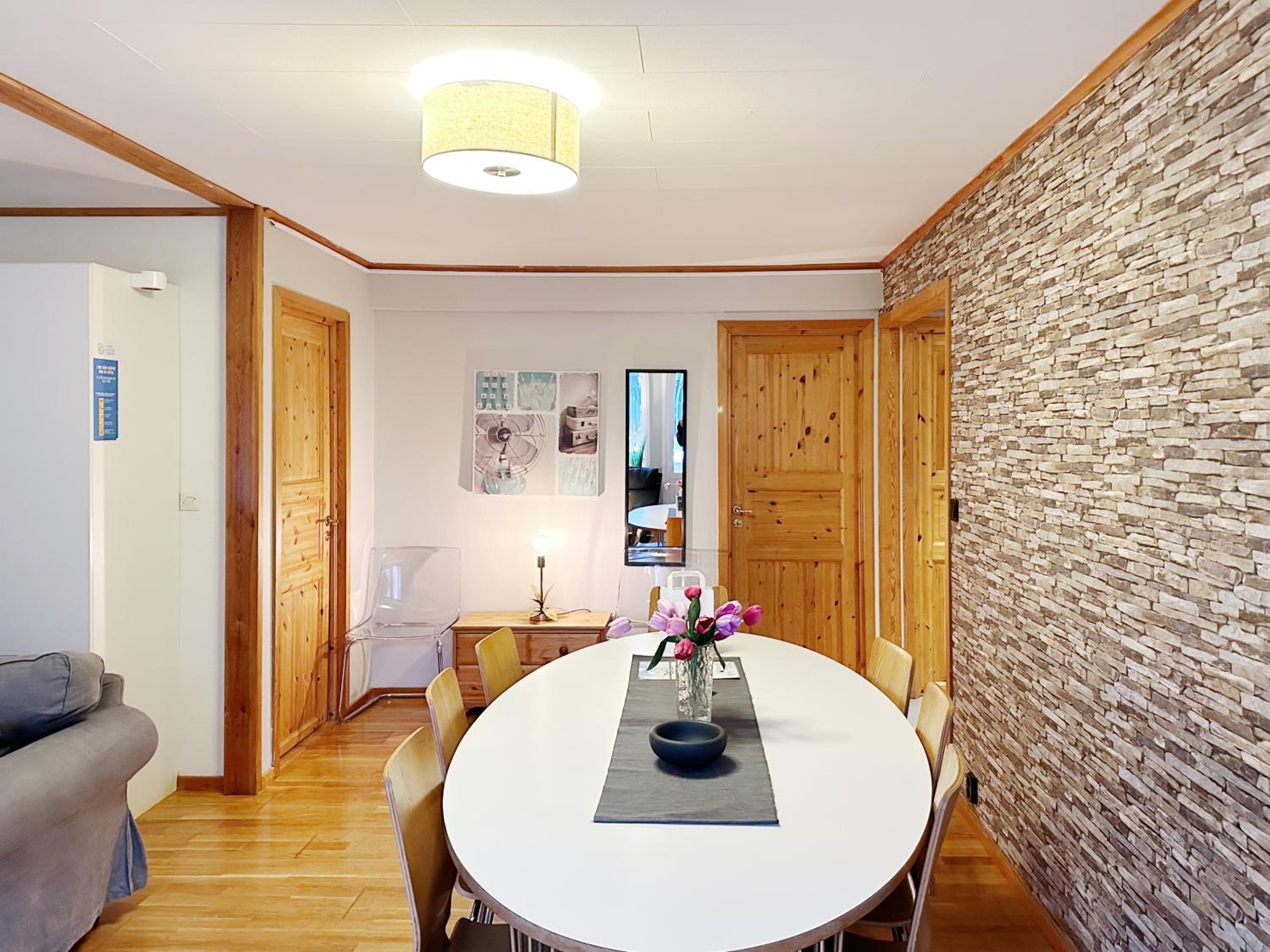 Three-bedroom House - Pets Allowed - Photo 9