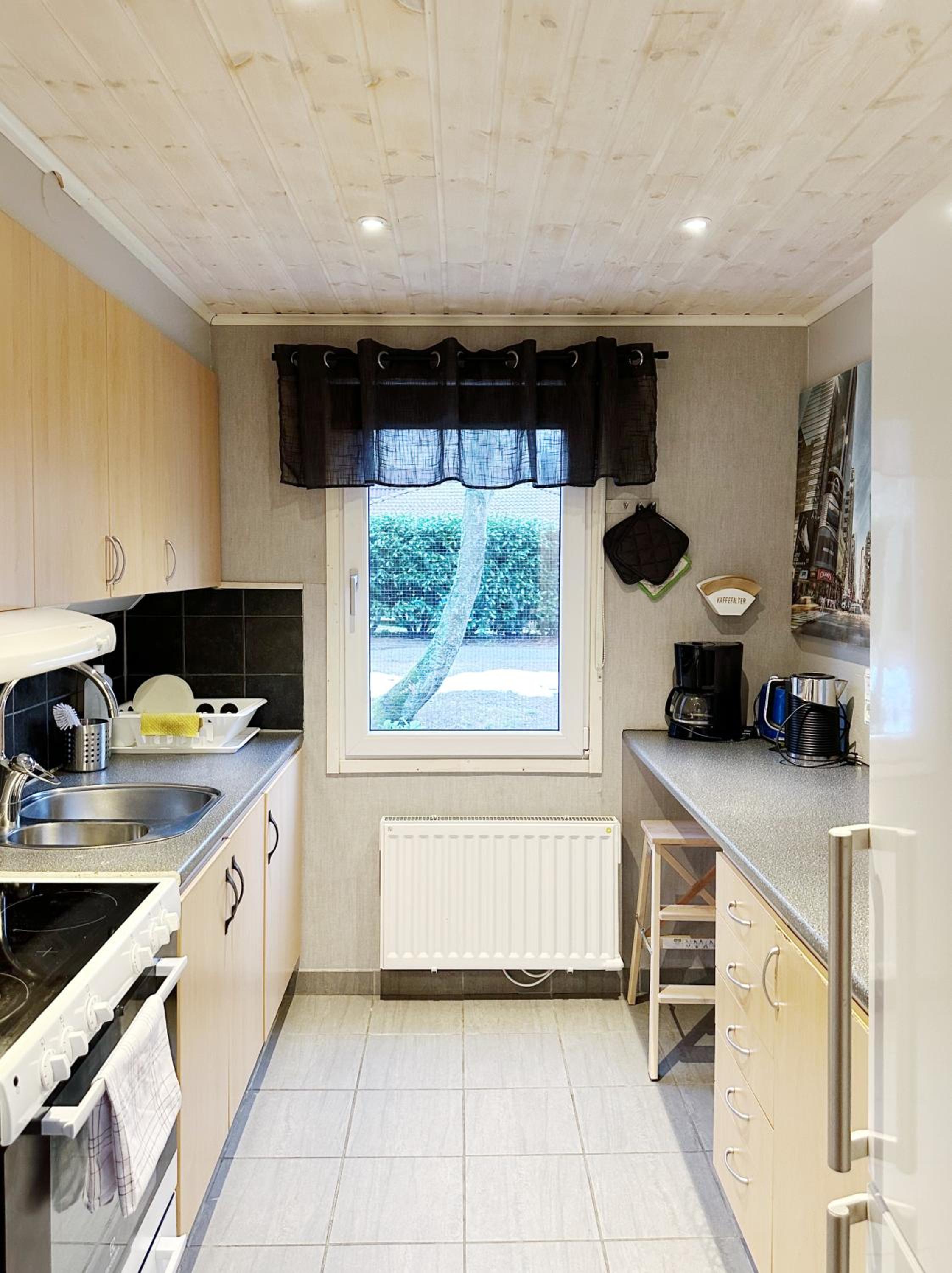 Three-bedroom House - Pets Allowed - Photo 20