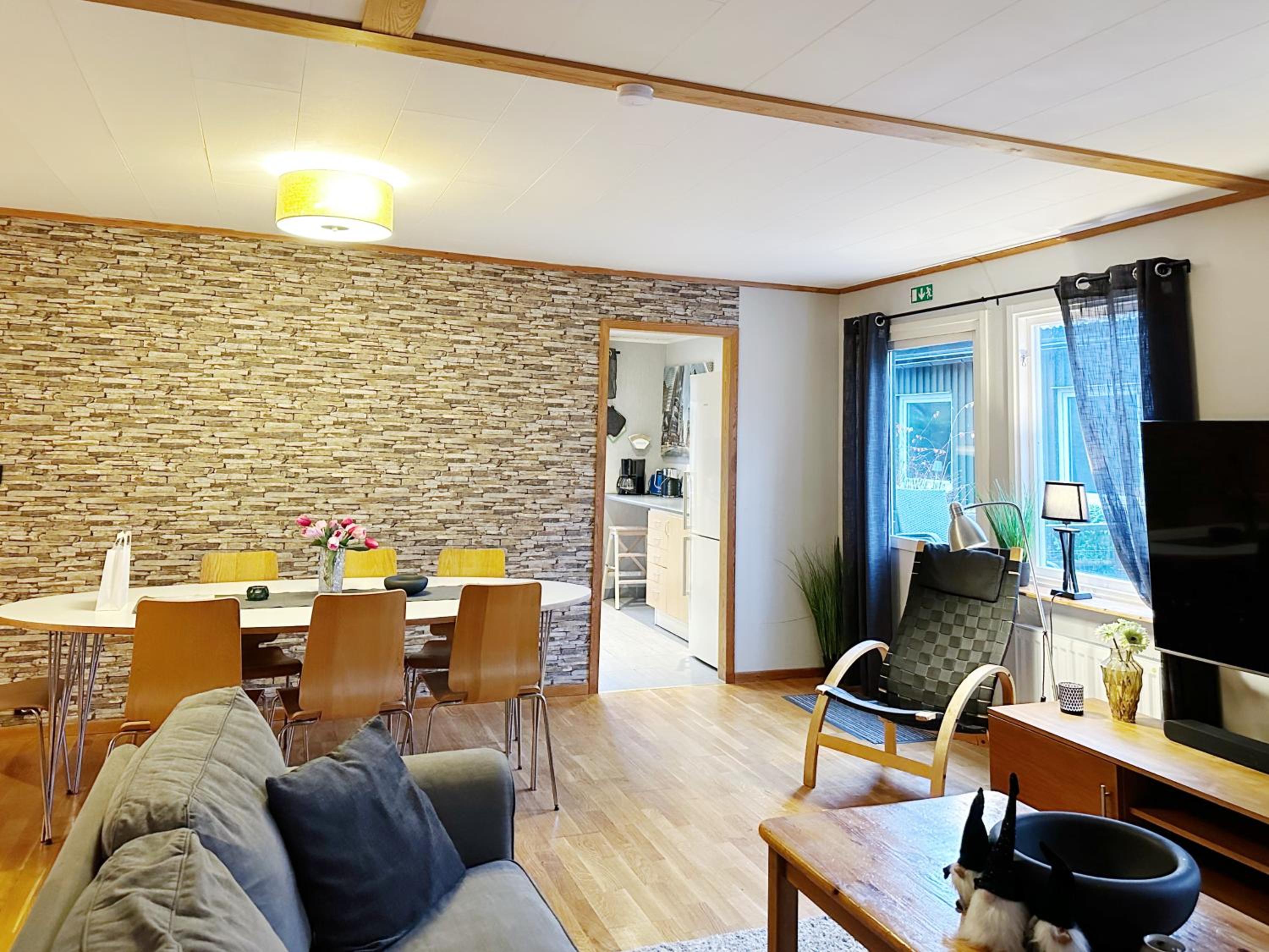 Three-bedroom House - Pets Allowed - Photo 18