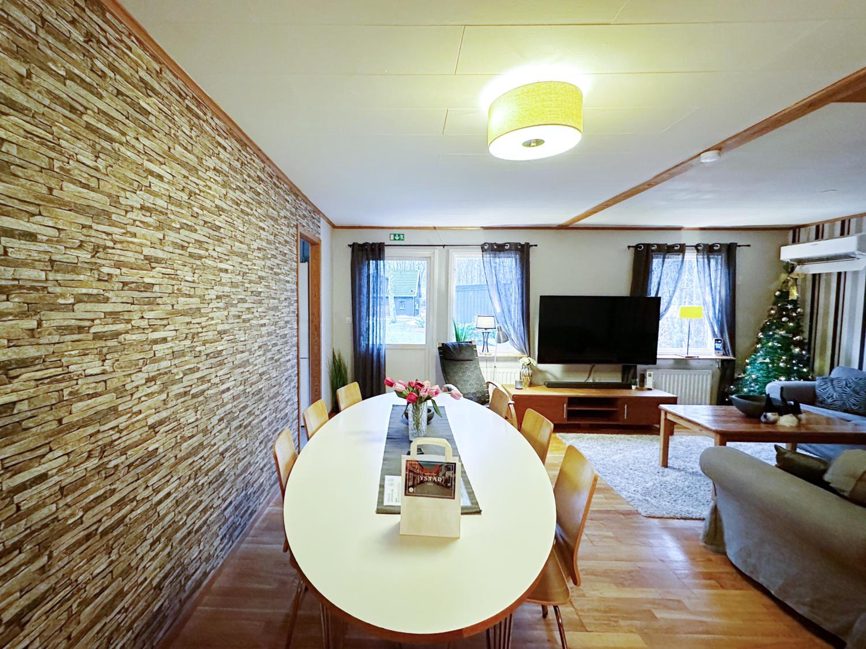 Three-bedroom House - Pets Allowed - Photo 16