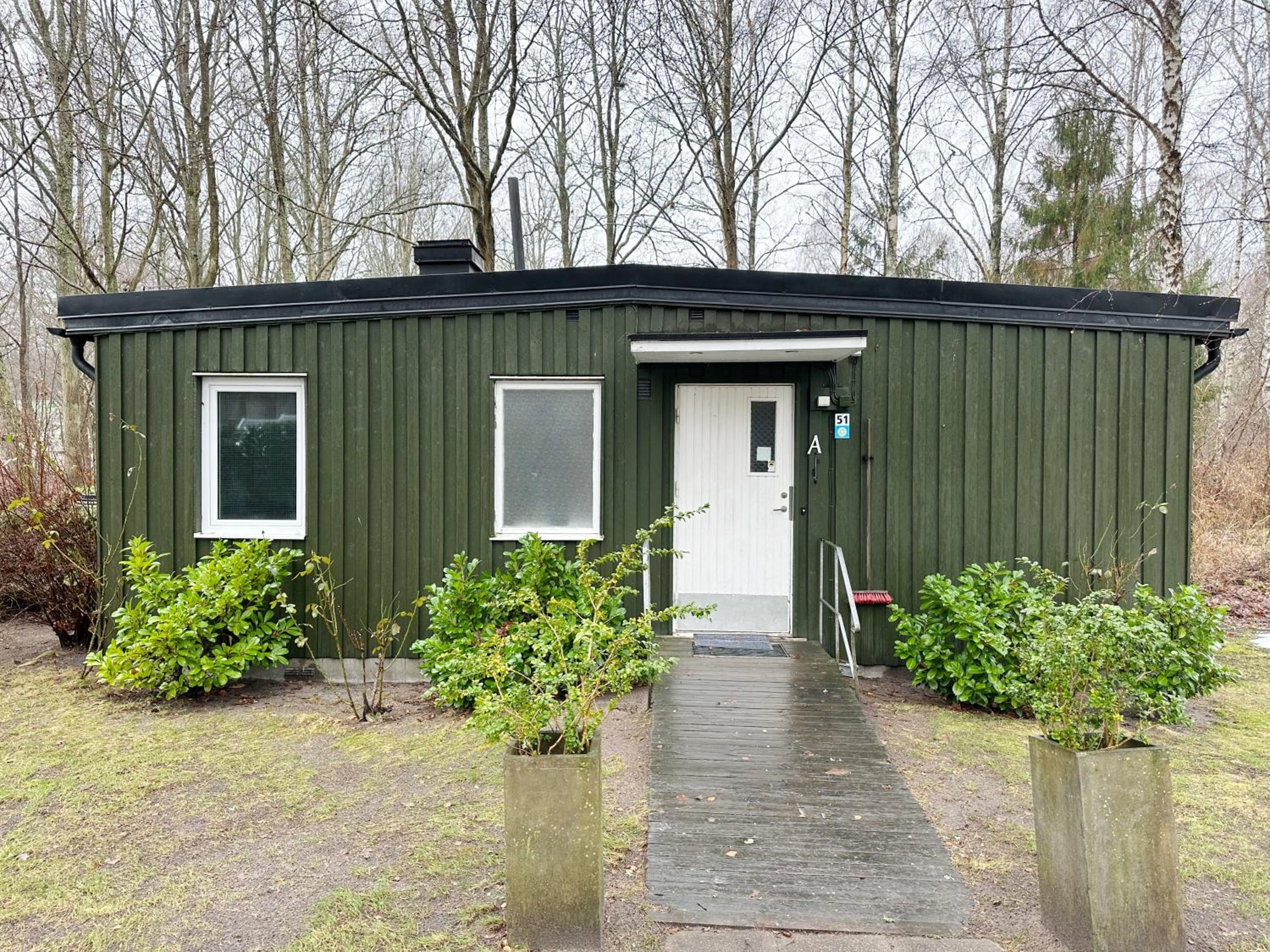 Three-bedroom House - Pets Allowed - Photo 12