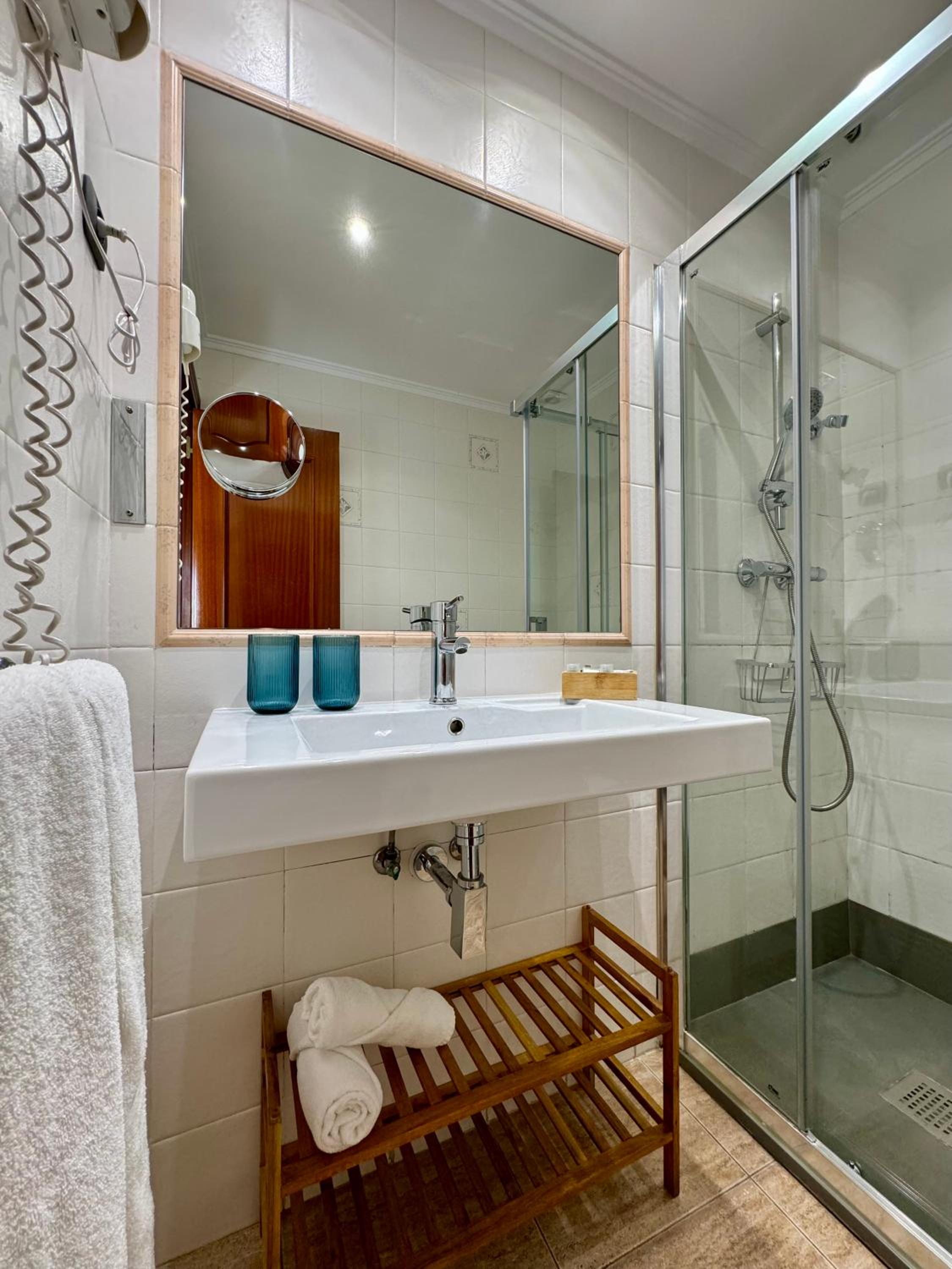 Double or Twin Room with View - Photo 3