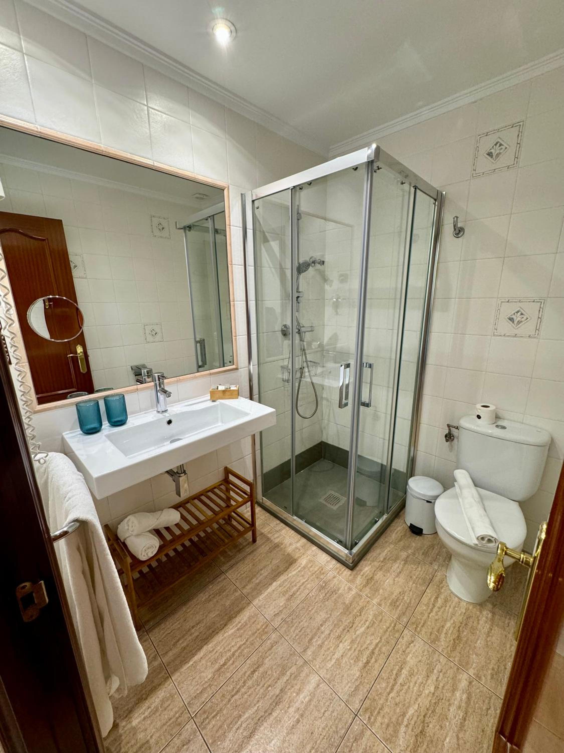Double or Twin Room with View - Photo 9