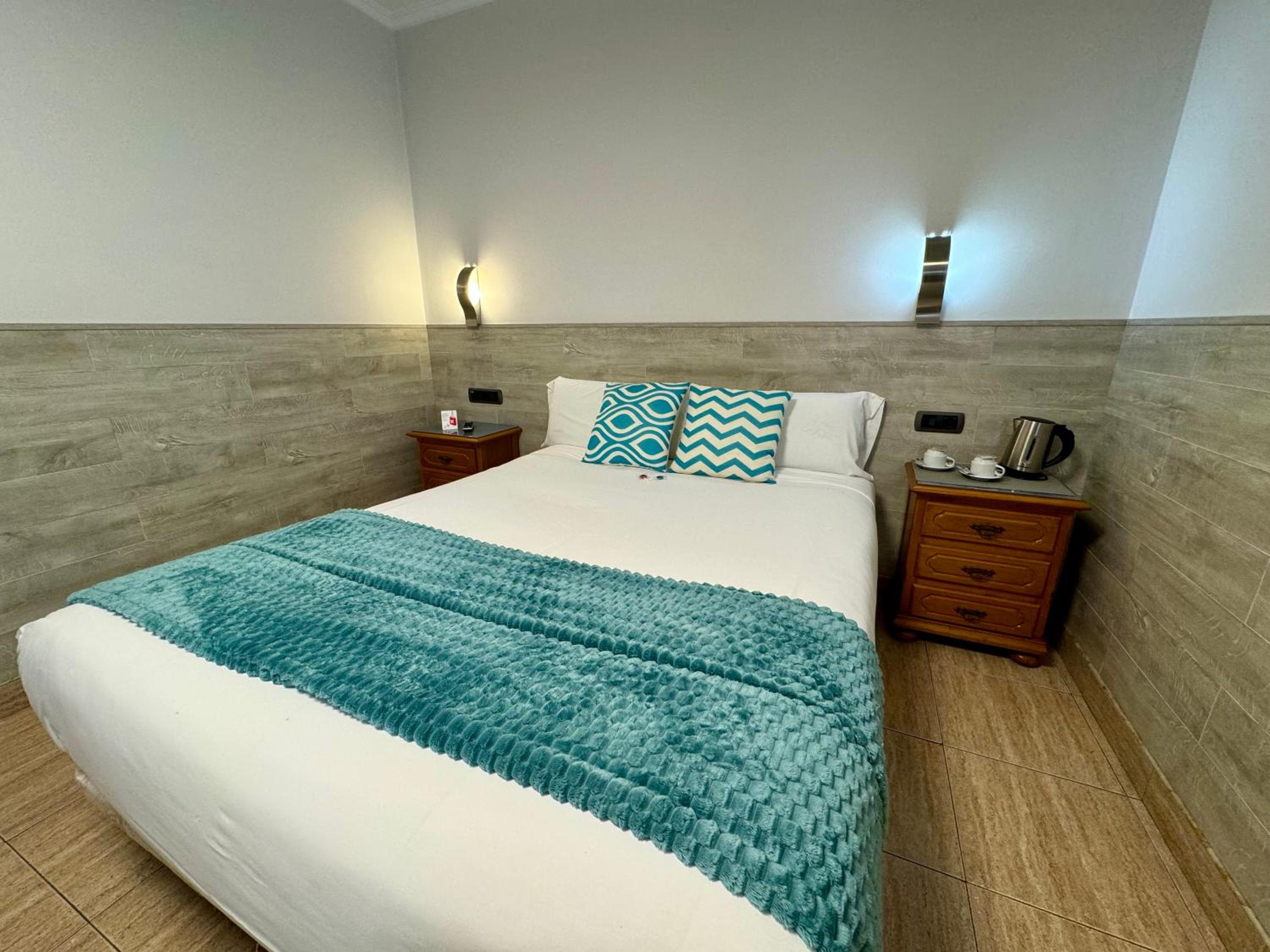 Double or Twin Room with View - Photo 4