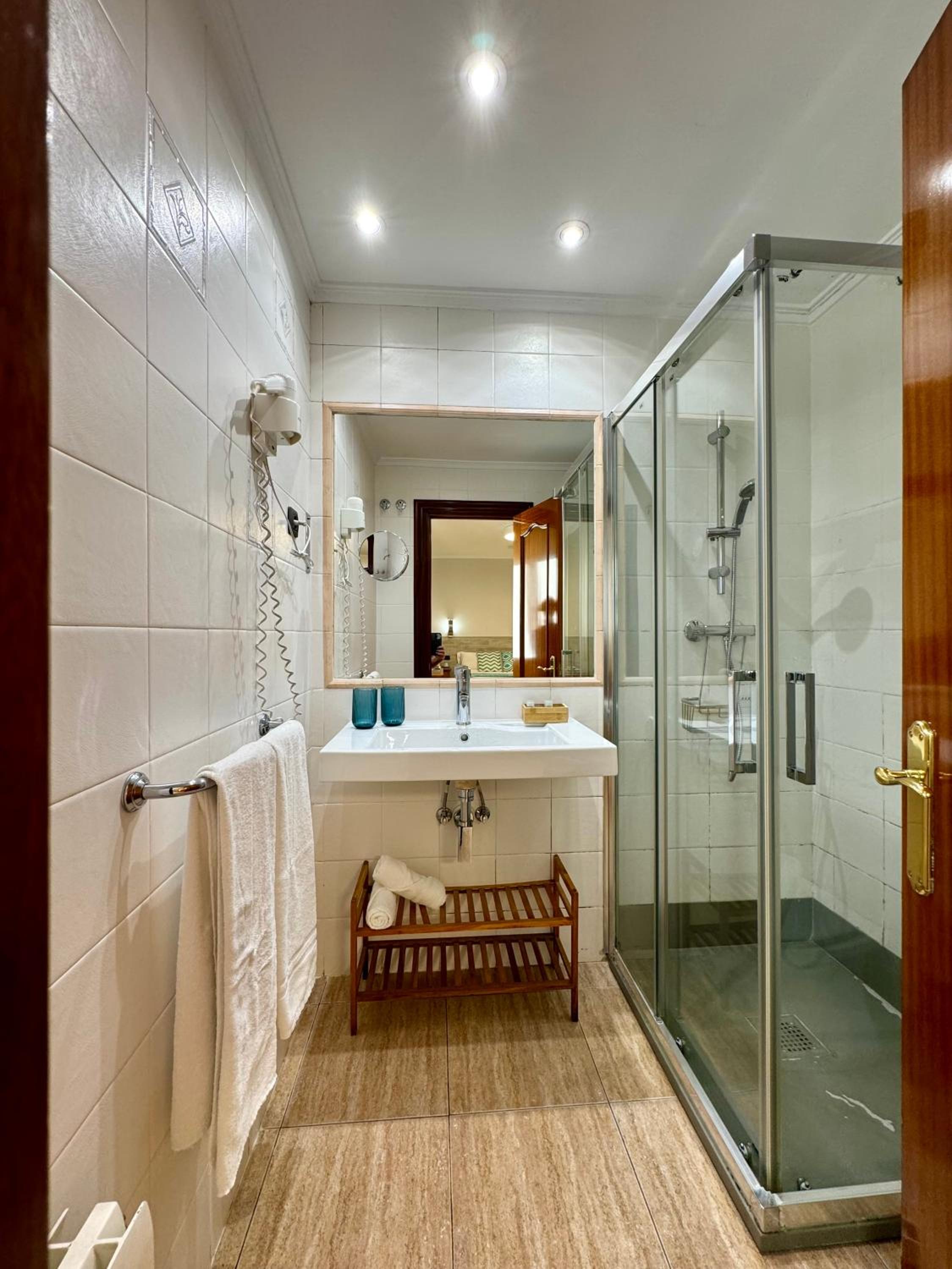 Double or Twin Room with View - Photo 7
