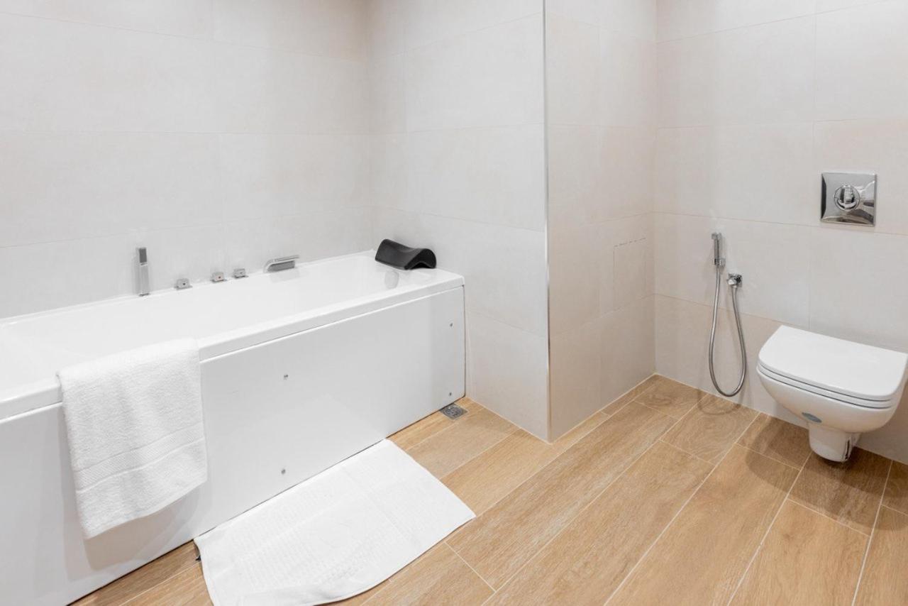 Deluxe Room (2 Adults + 1 Child)
