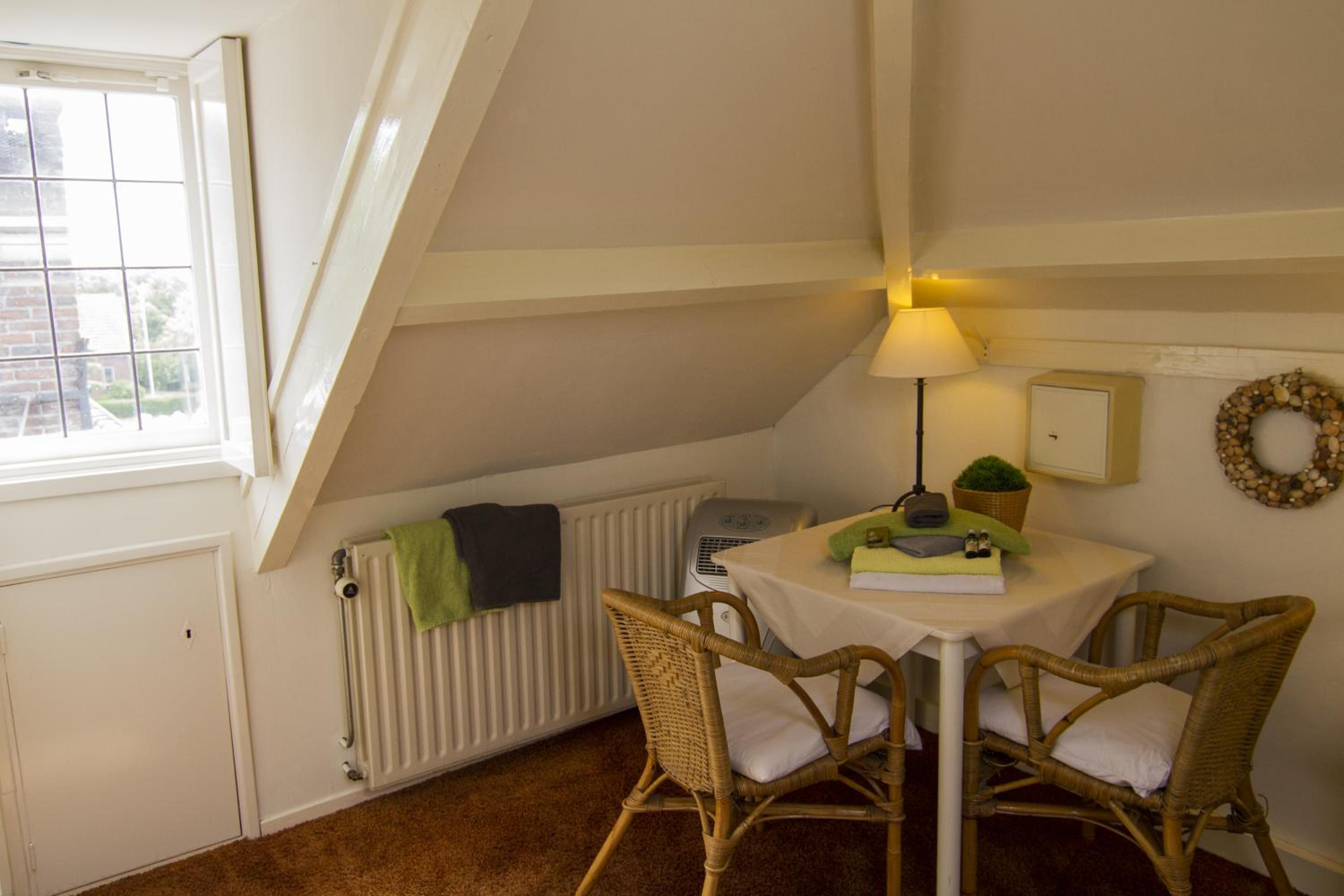 Small Double Room In Attic - Frontside photo 2