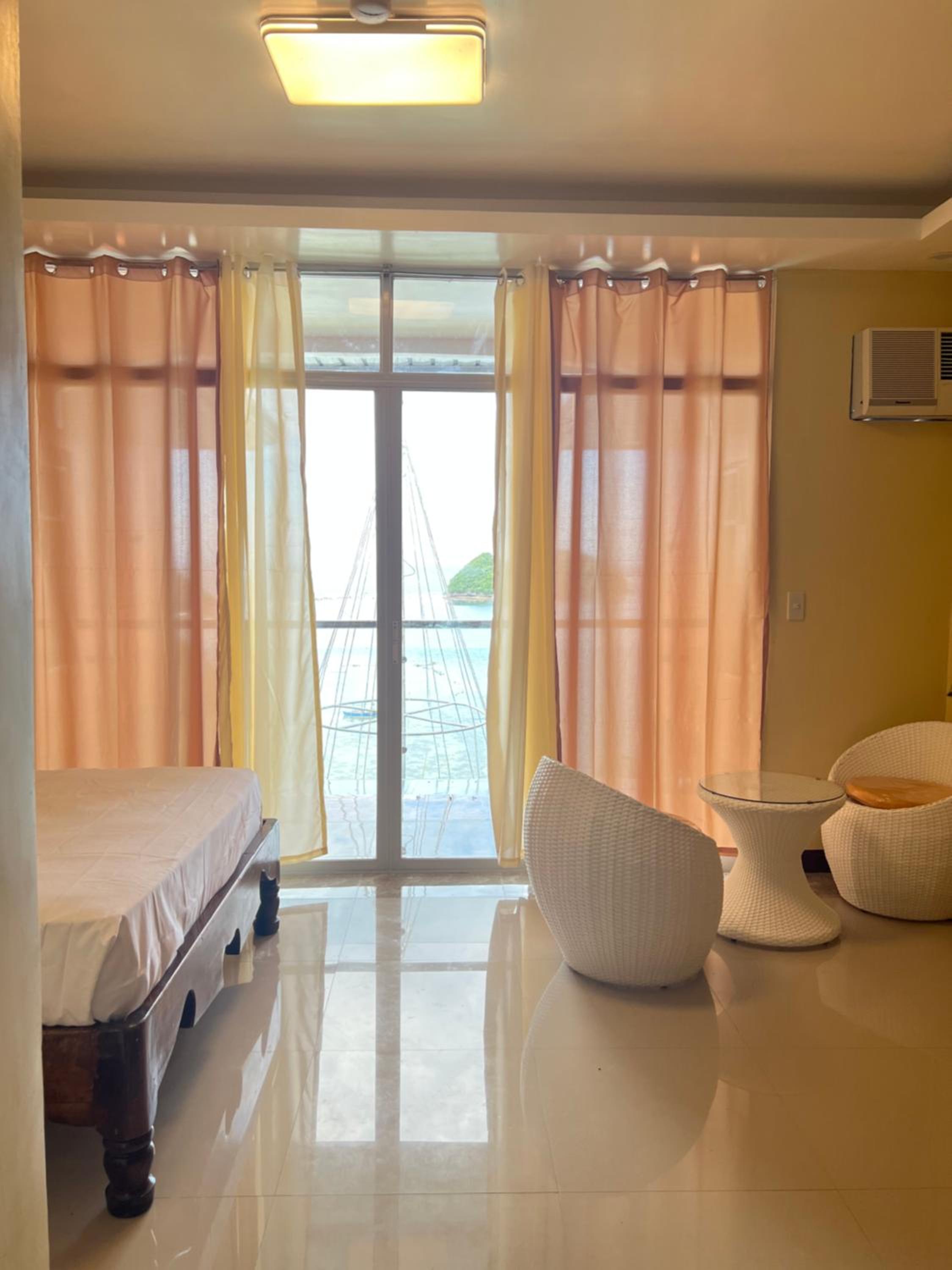 Deluxe Double Room with Balcony and Sea View photo 2