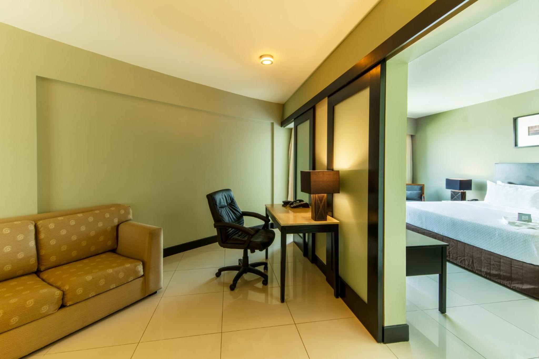 Junior King Suite - Photo 3