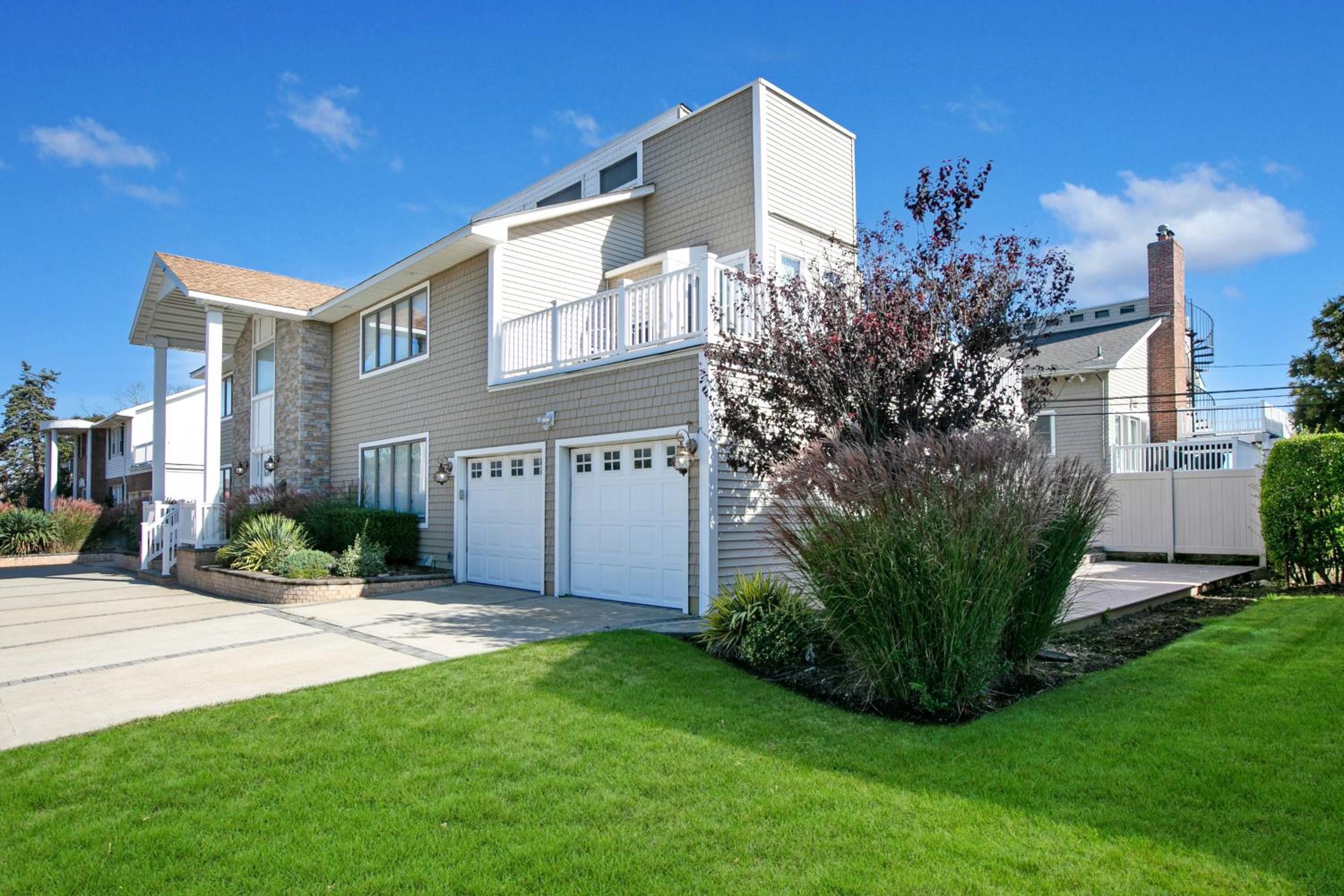 Five-Bedroom House photo 2