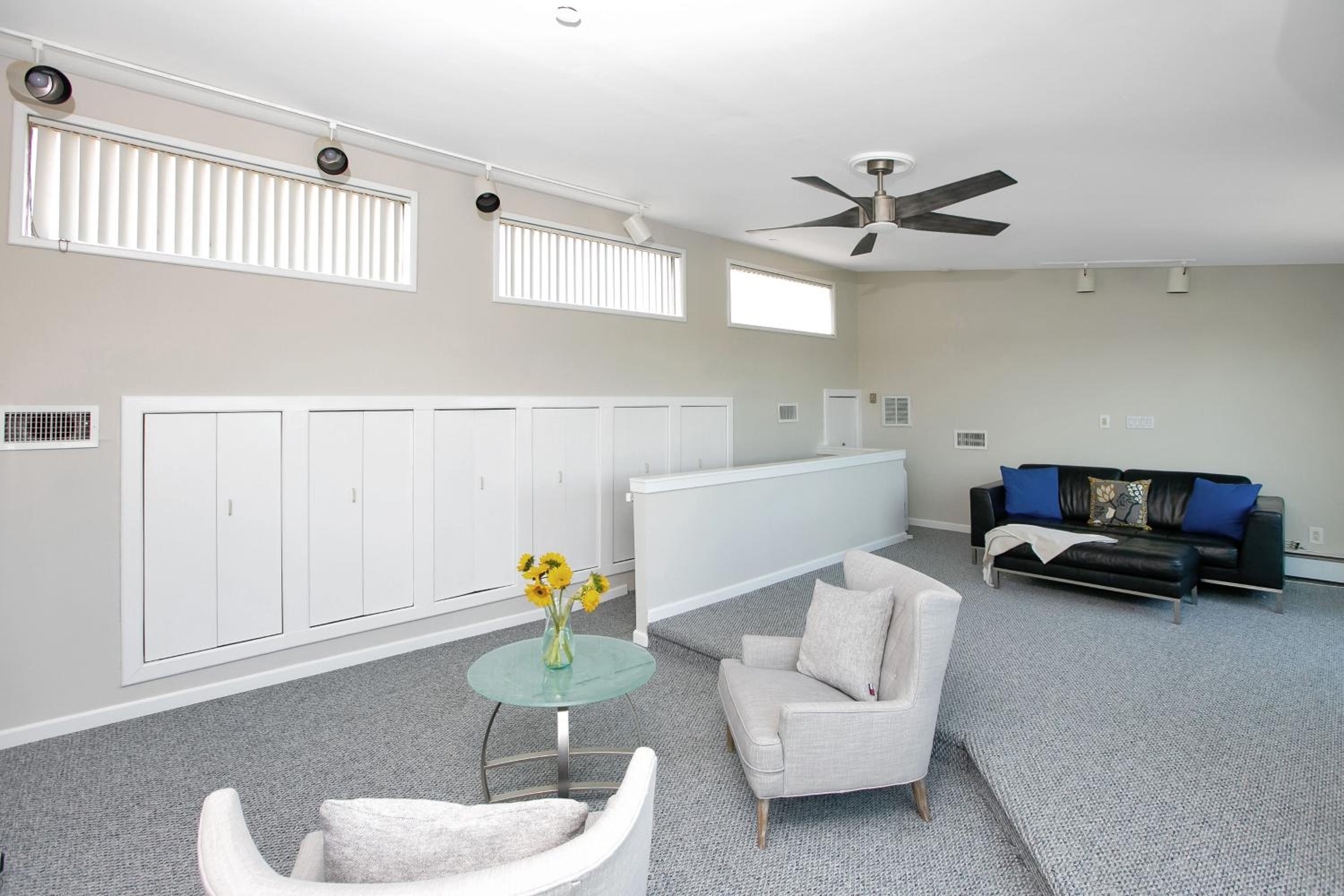 Five-Bedroom House photo 1