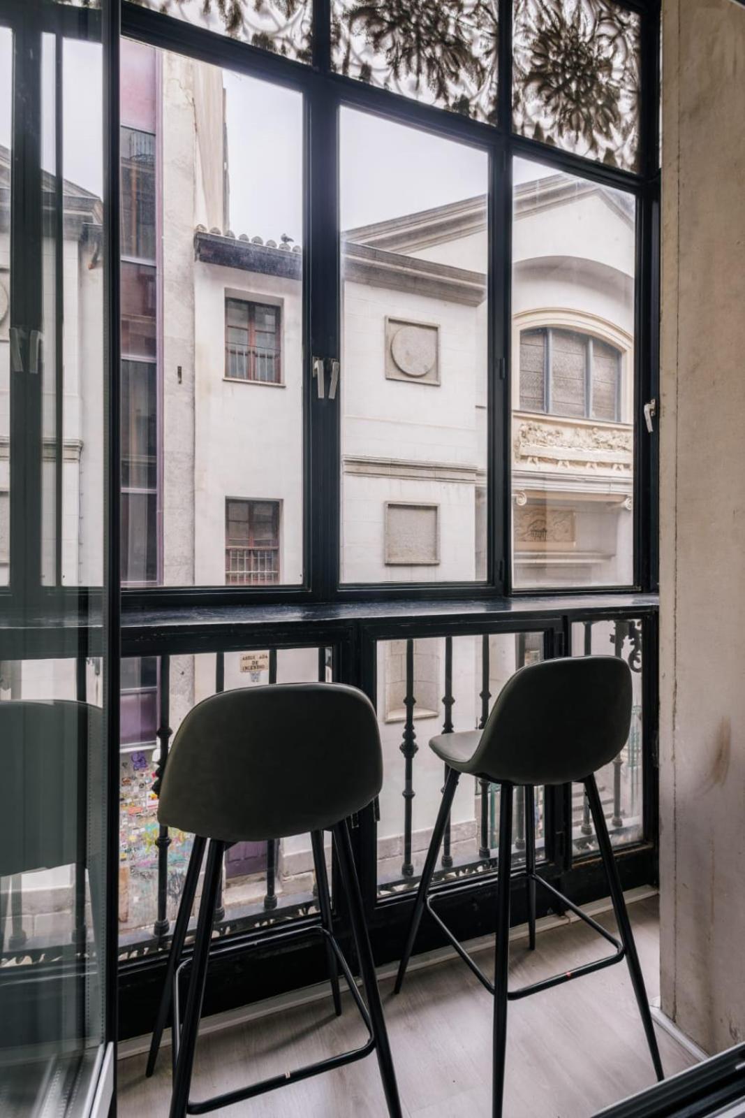 One-Bedroom Apartment with Gallery photo 2