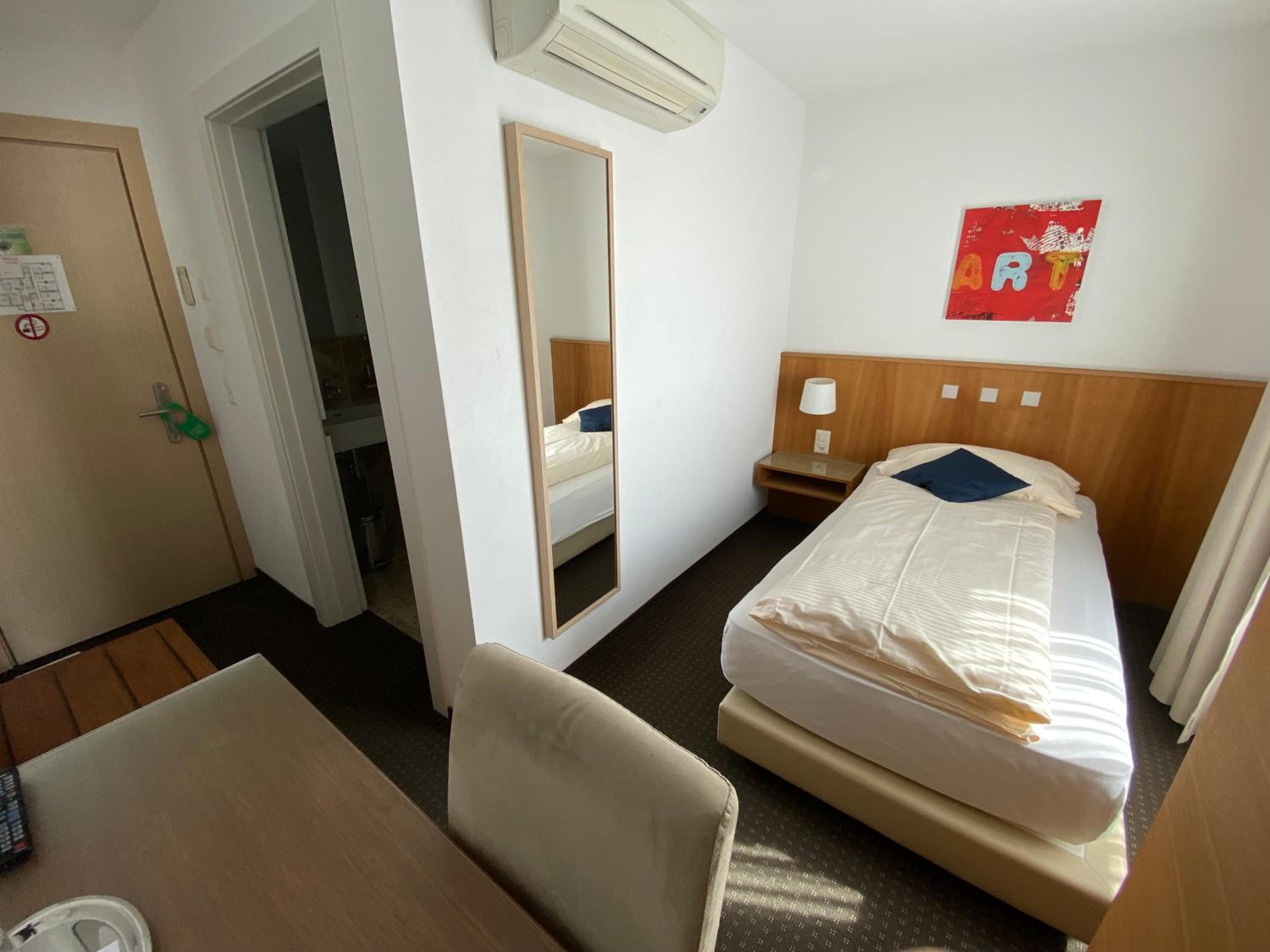 Single Room photo 3