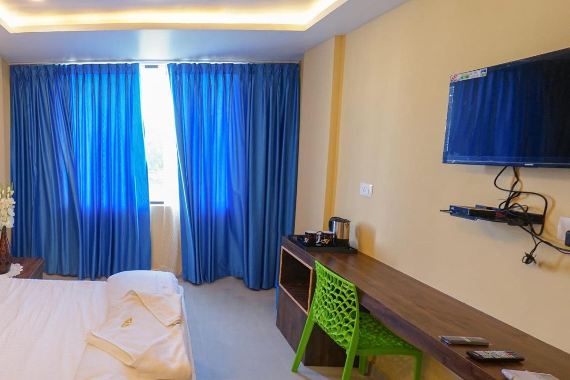 Deluxe Double Room (2 Adults + 1 Child) - Photo 13
