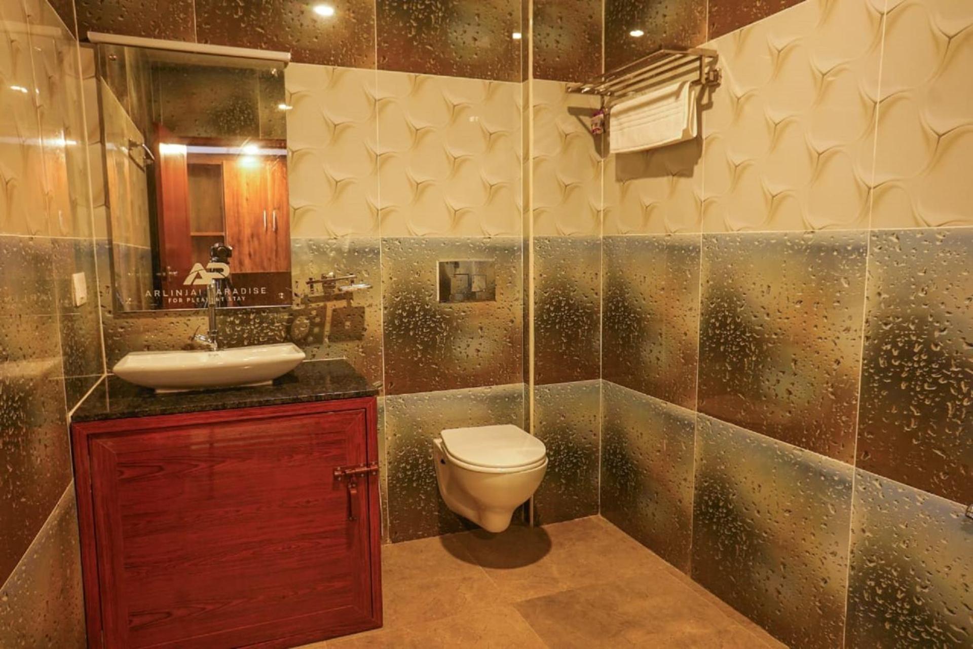 Deluxe Double Room (2 Adults + 1 Child) - Photo 10