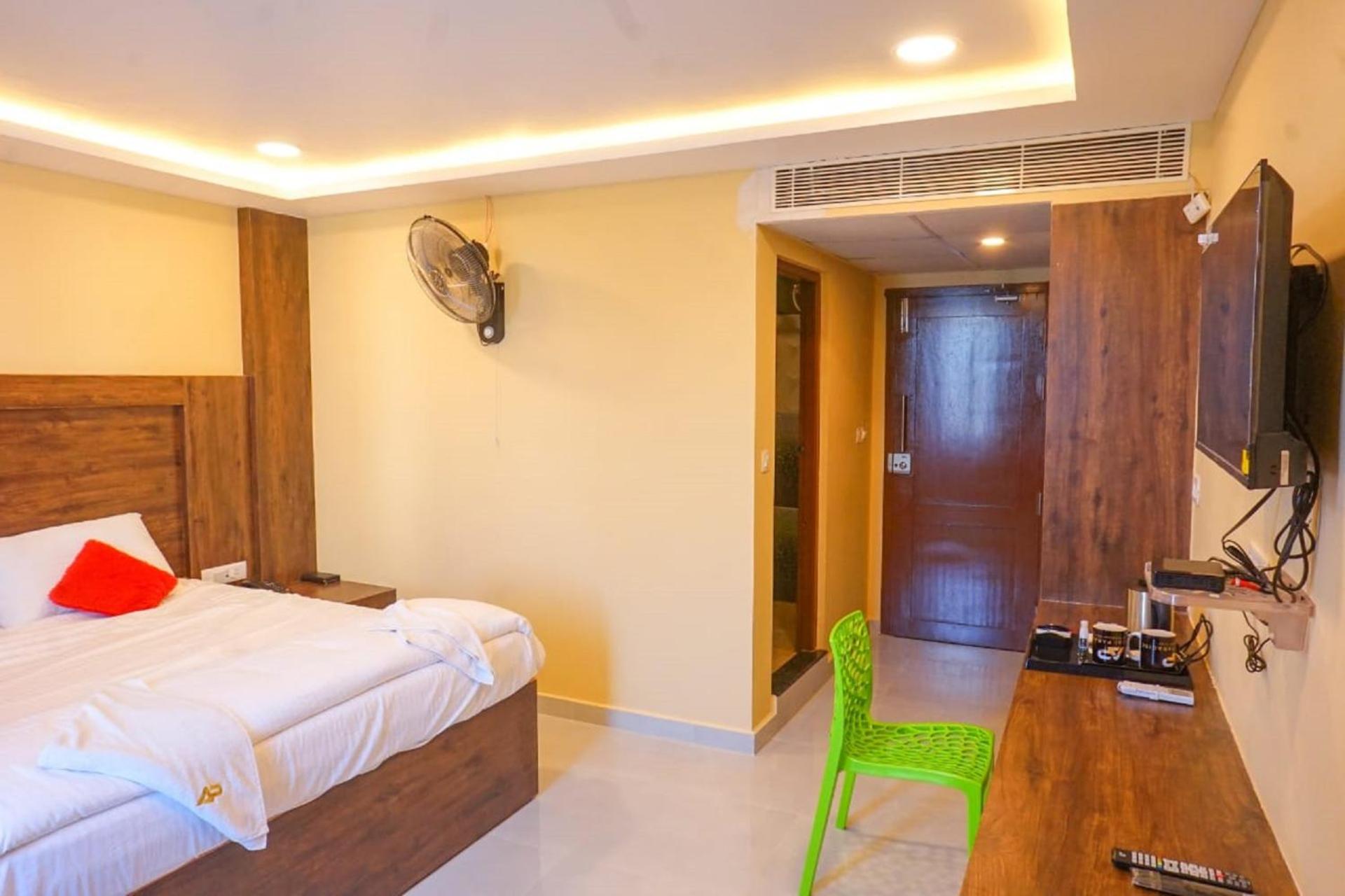 Deluxe Double Room (2 Adults + 1 Child) - Photo 11