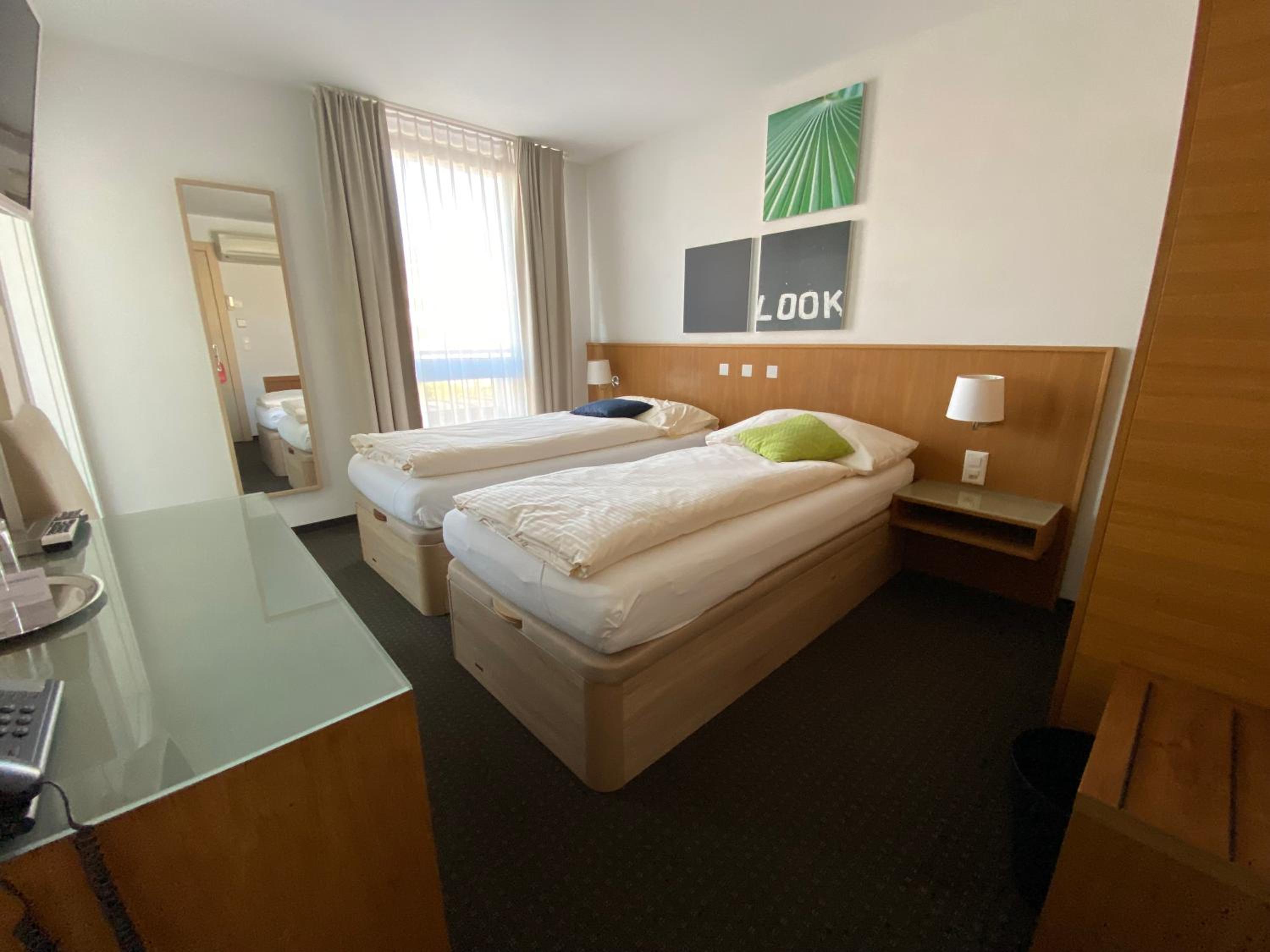 Economy Twin Room photo 2
