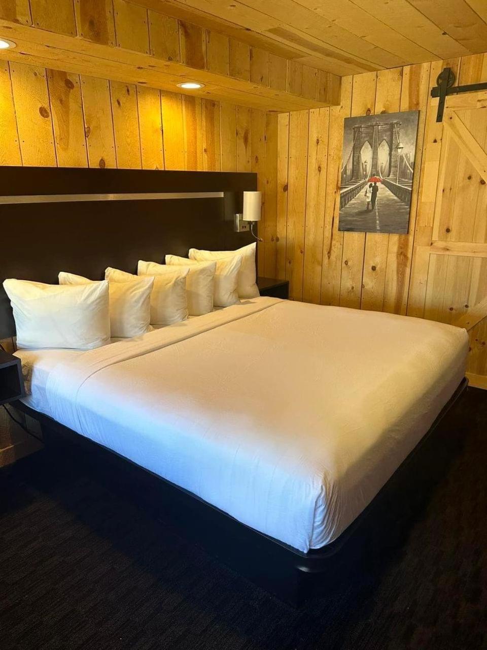 Rustic 1 King Bed Non-Smoking - Photo 6