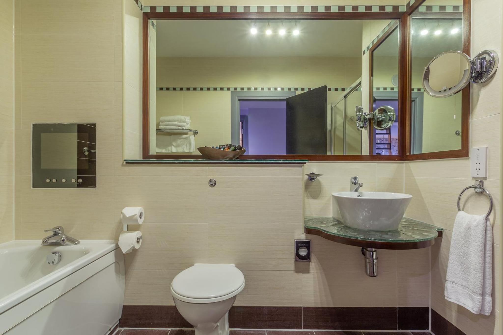 One-Bedroom King Suite with Park View - Photo 5
