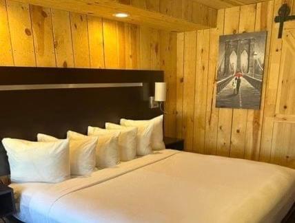 Rustic 1 King Bed Non-Smoking - Photo 8