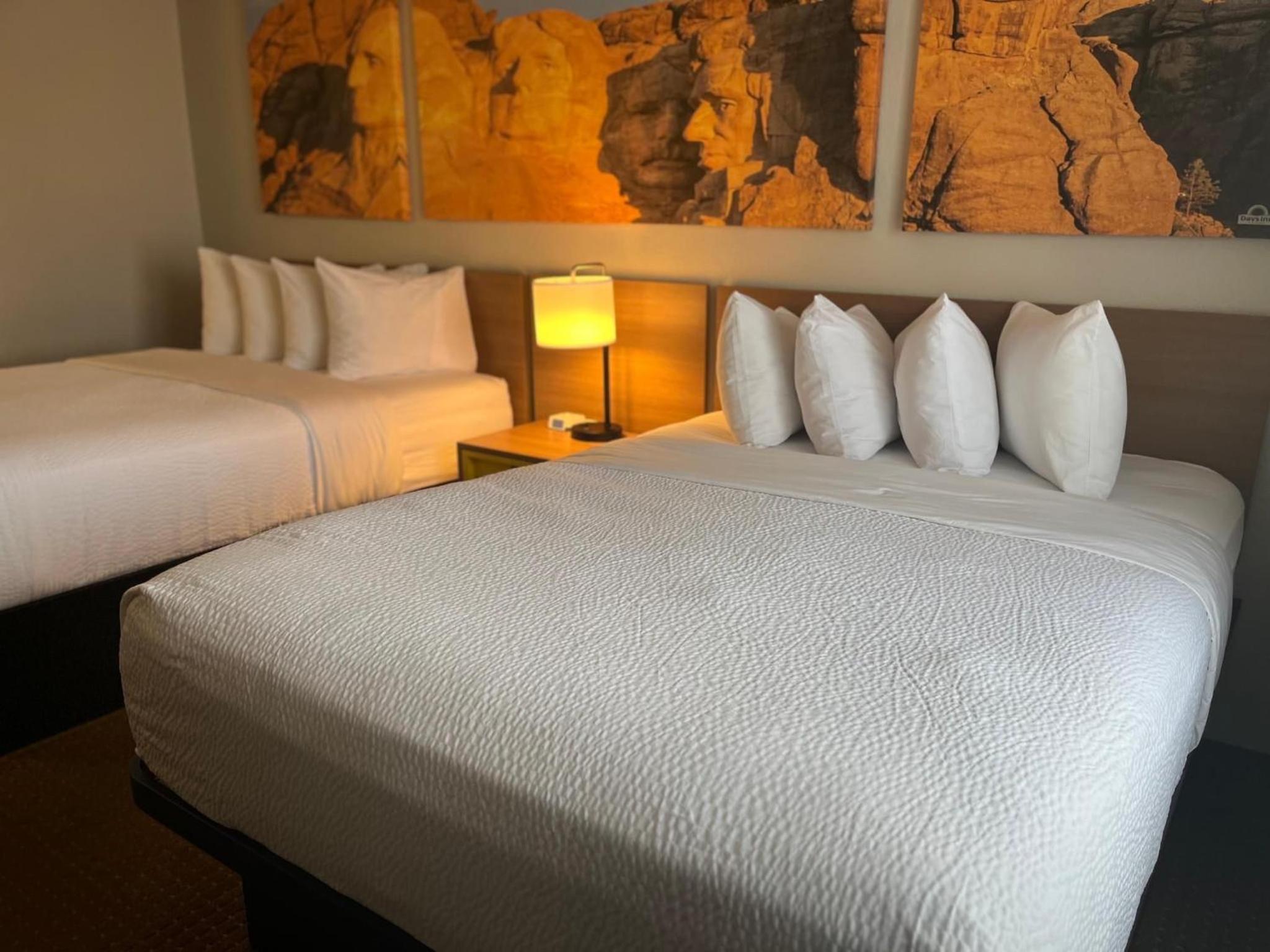 Queen Room with Two Queen Beds - Non-Smoking - Photo 3