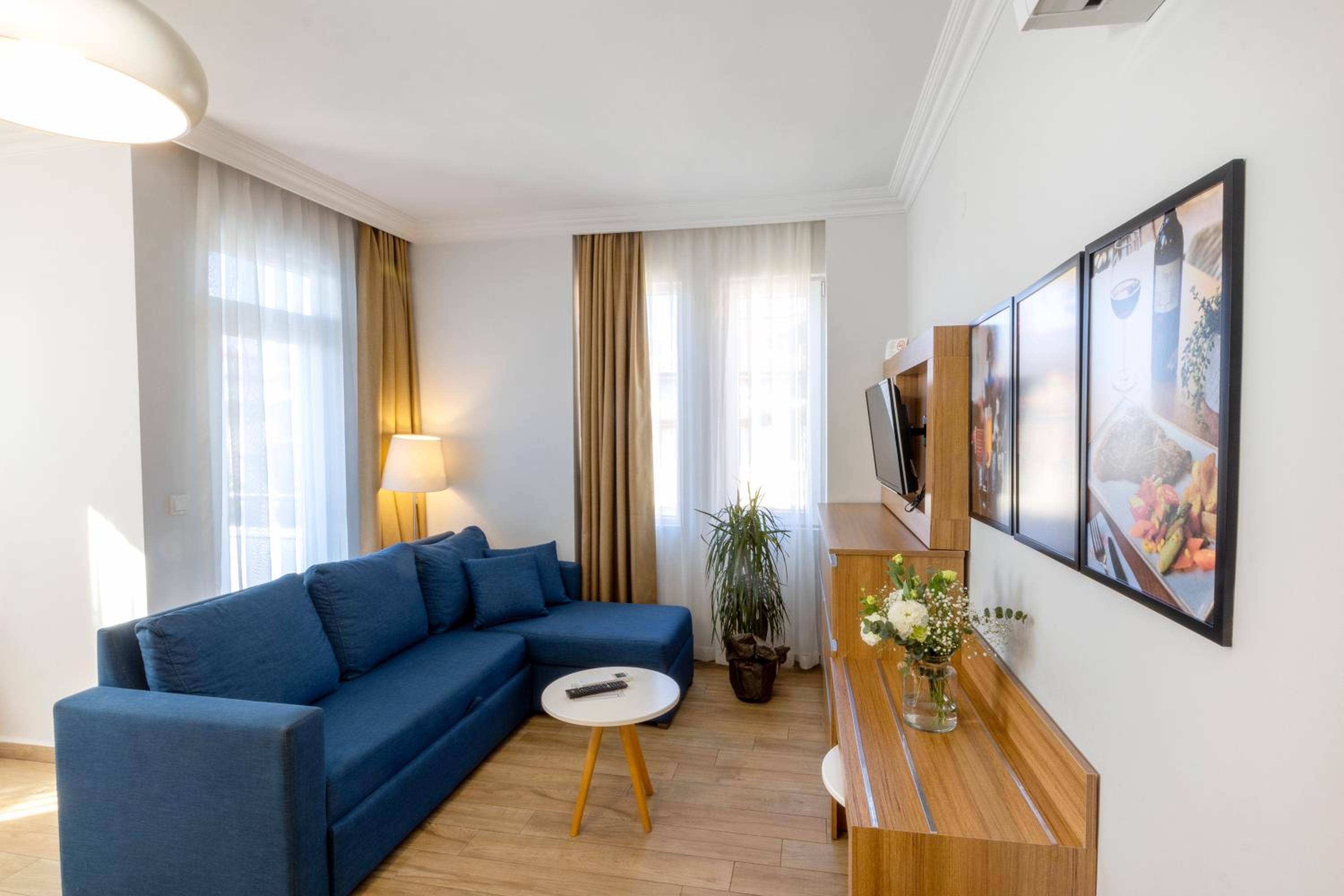 Apartment with Balcony - Photo 10