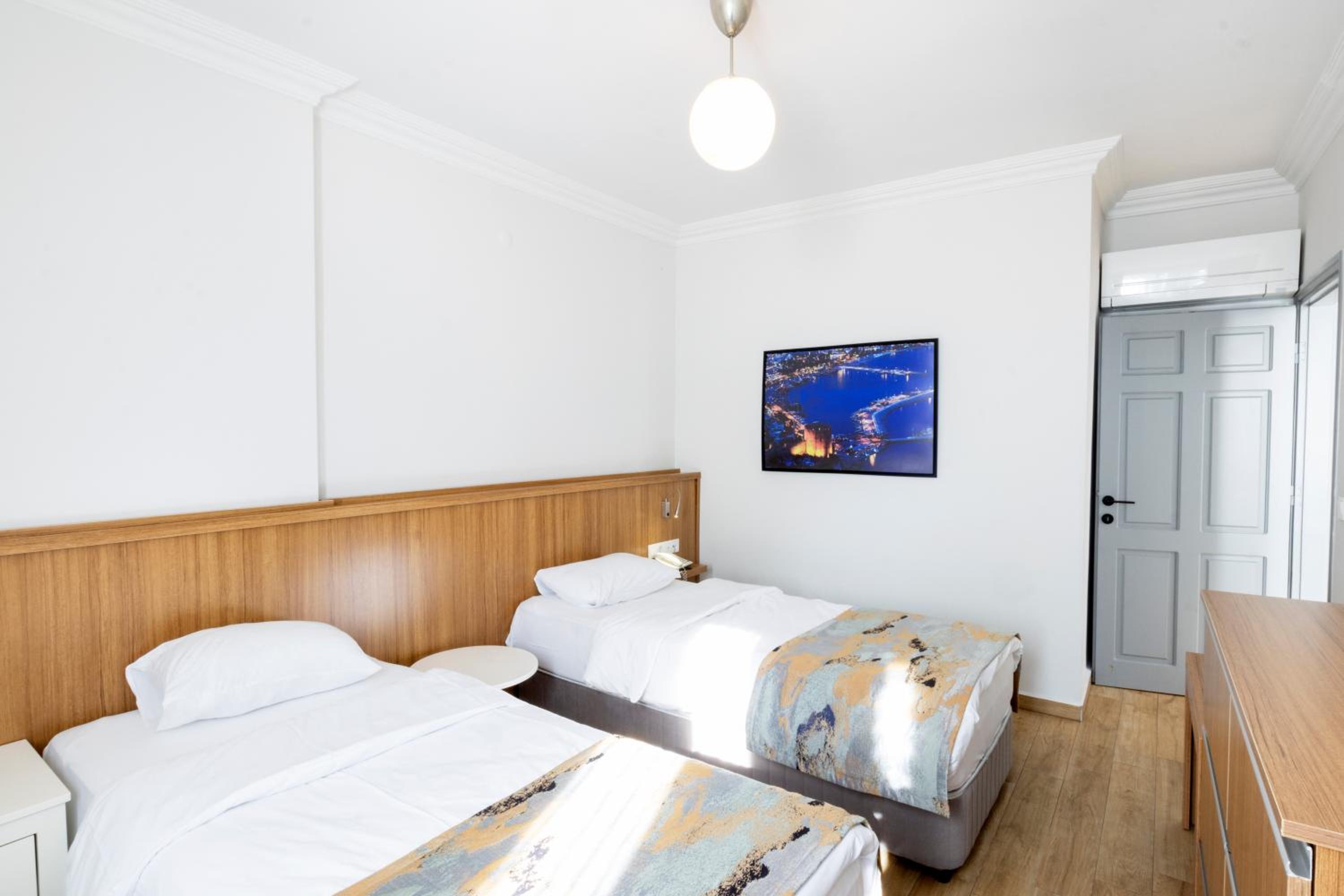 Apartment with Balcony - Photo 4