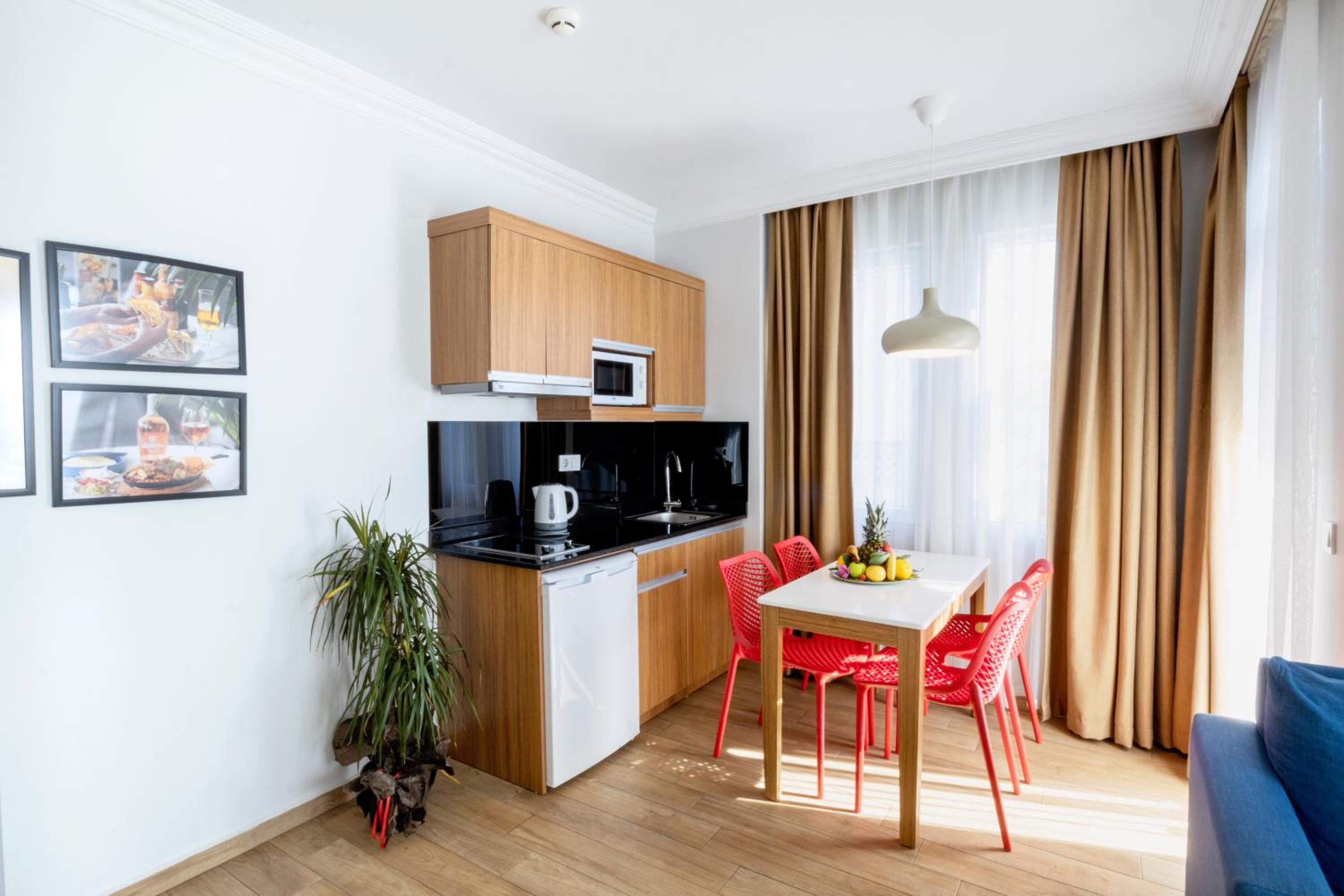 Apartment with Balcony - Photo 2