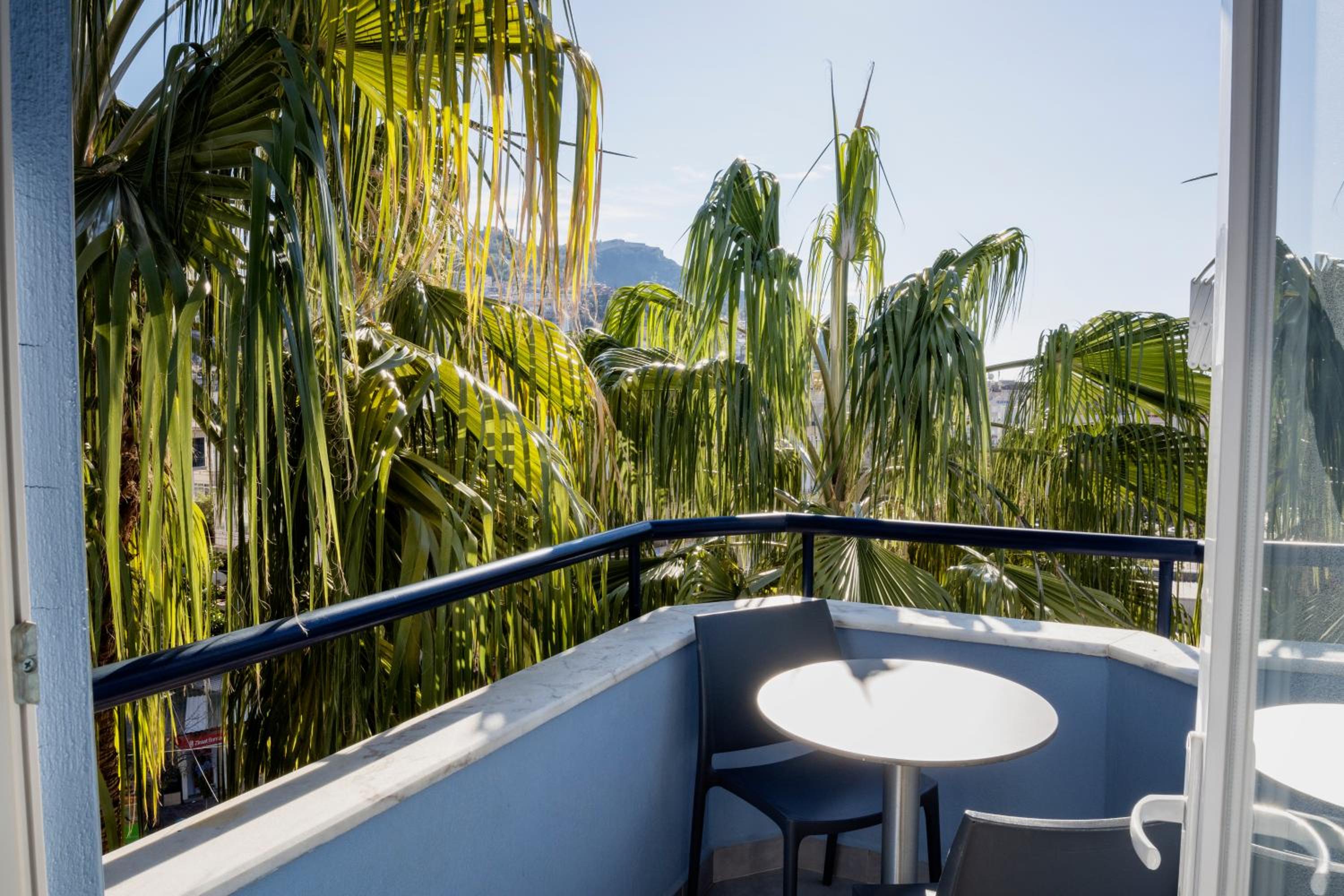Apartment with Balcony - Photo 3