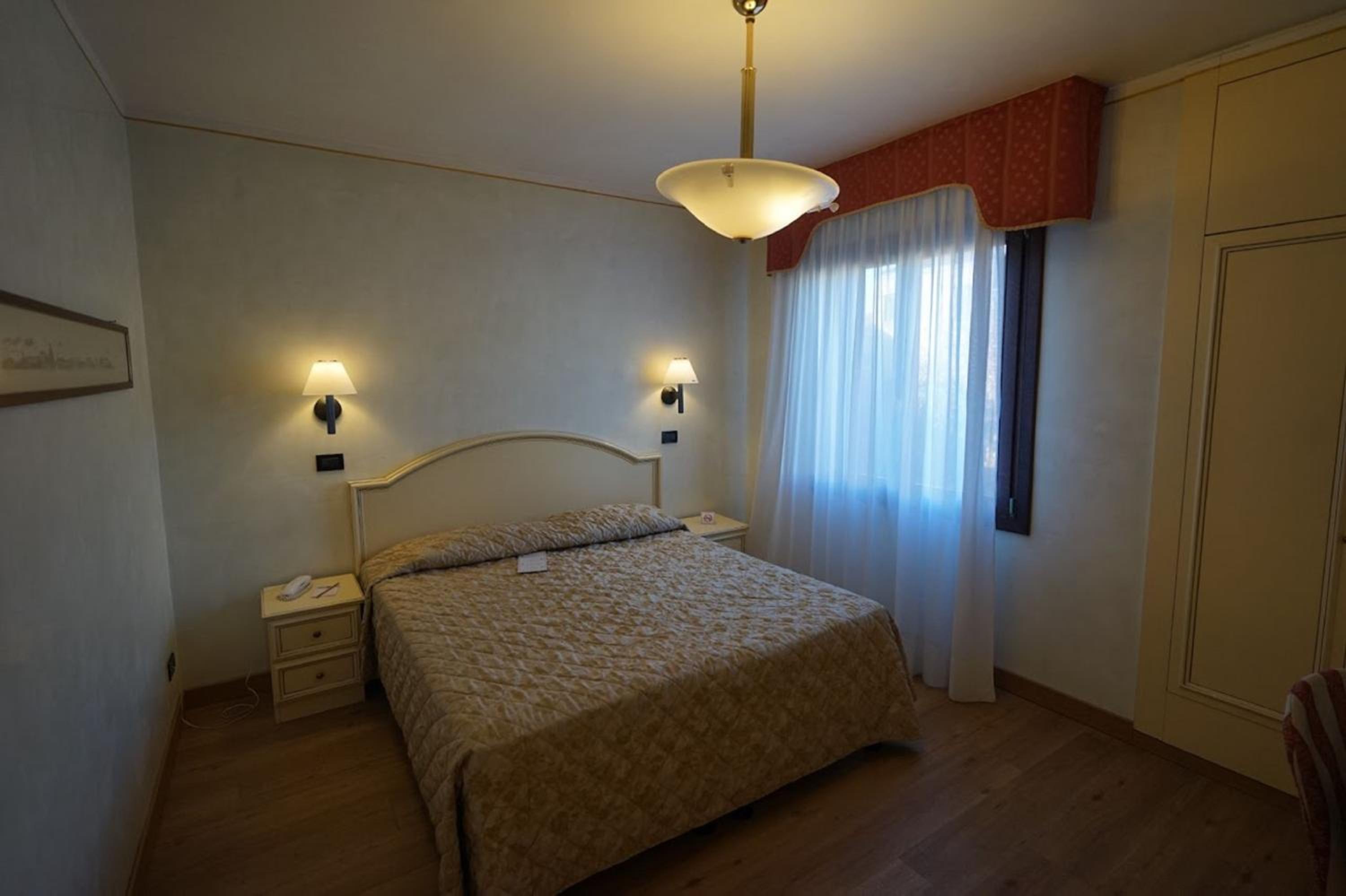 Superior Double Room thumbnail 5