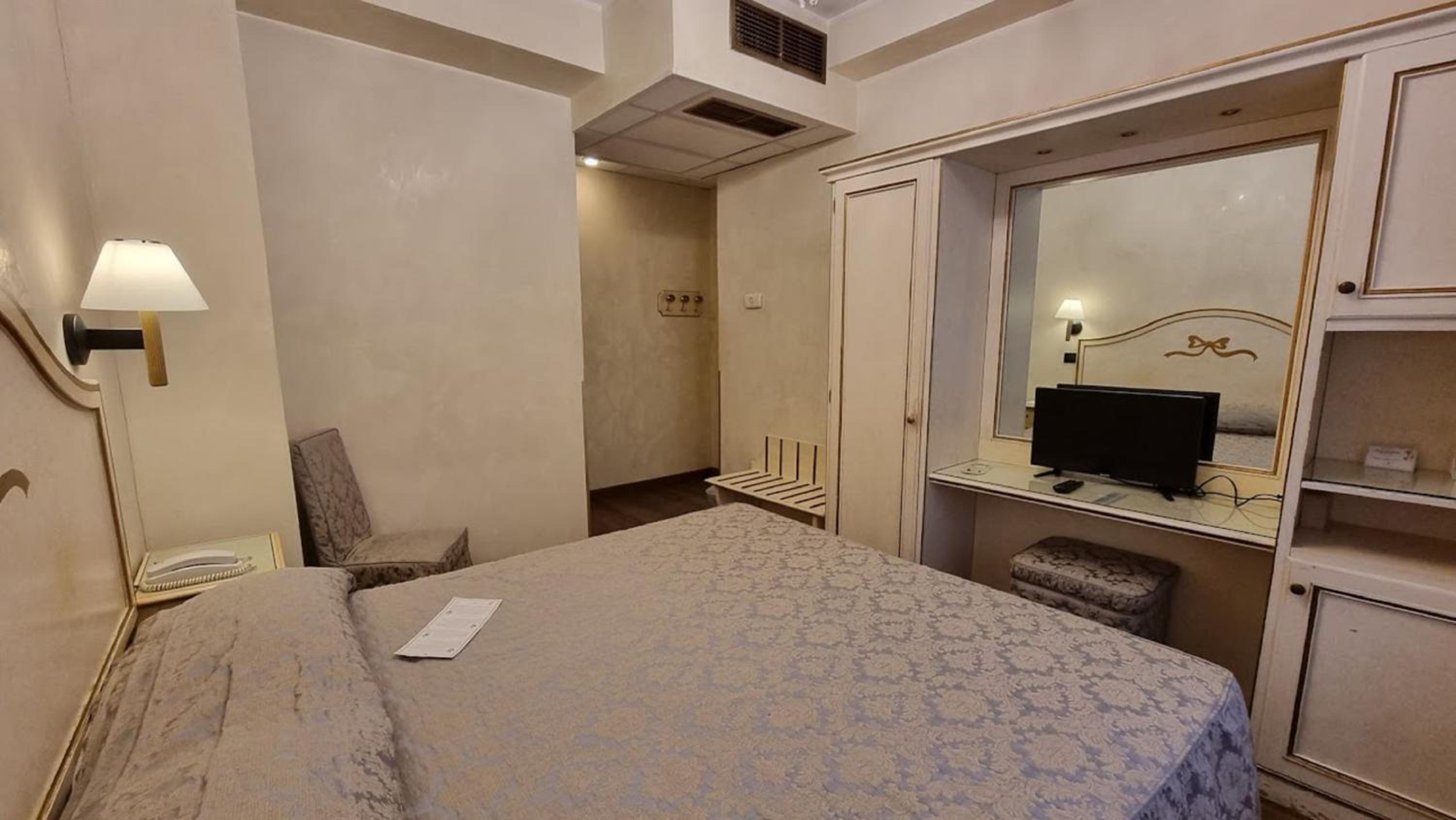 Superior Double Room thumbnail 6