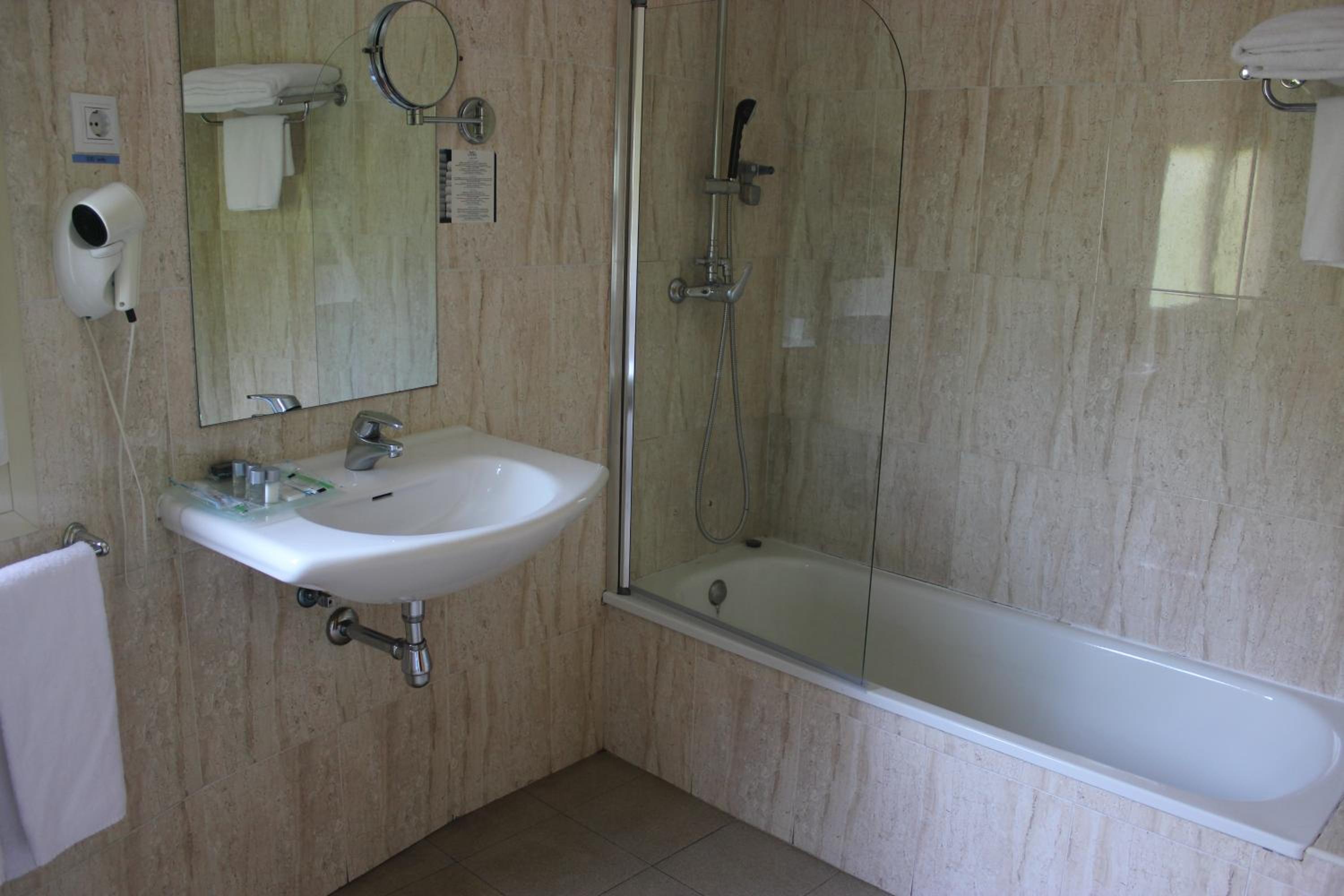 Double Room with Extra Bed (3 Adults) photo 2