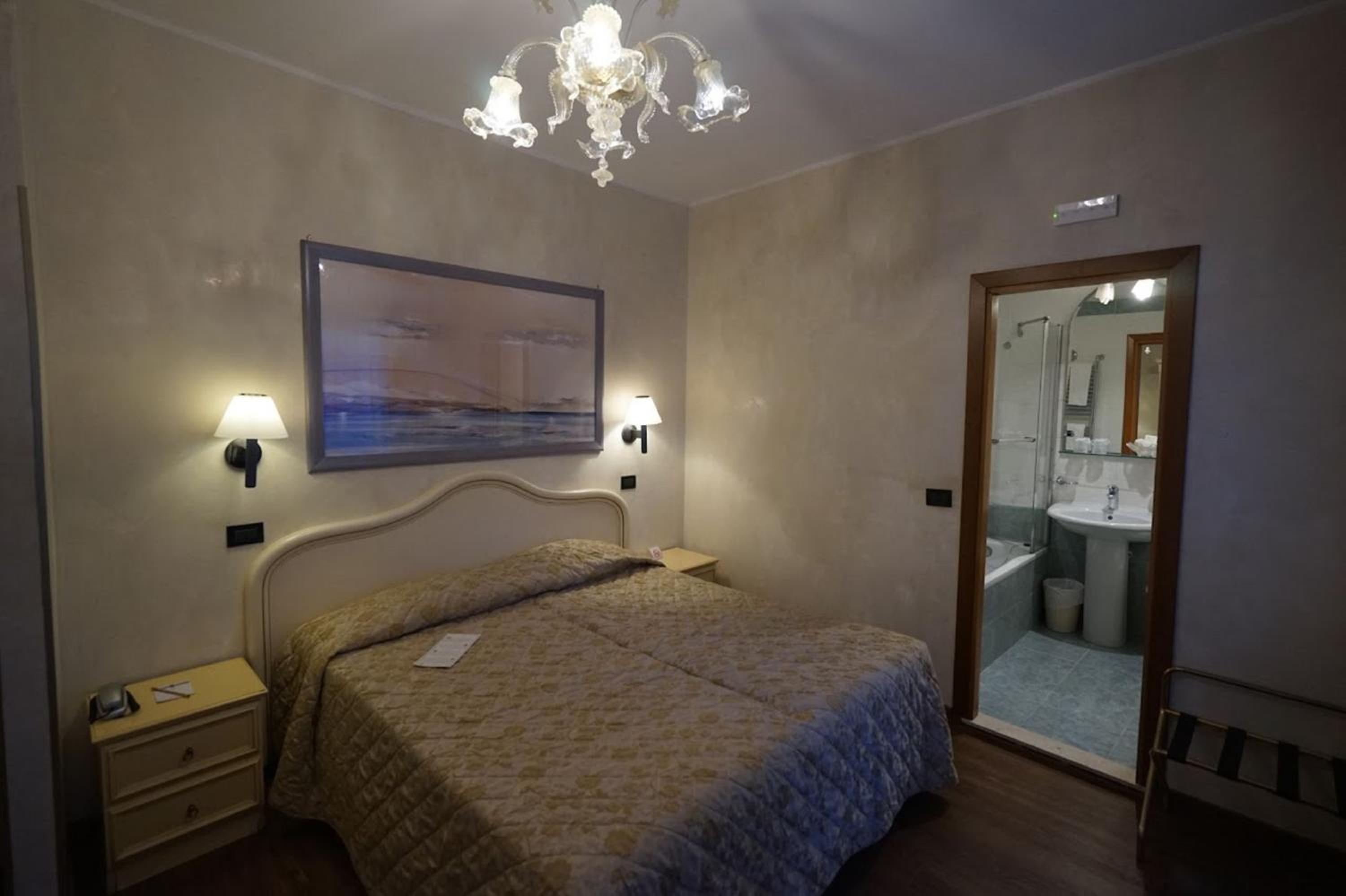 Superior Double Room thumbnail 5