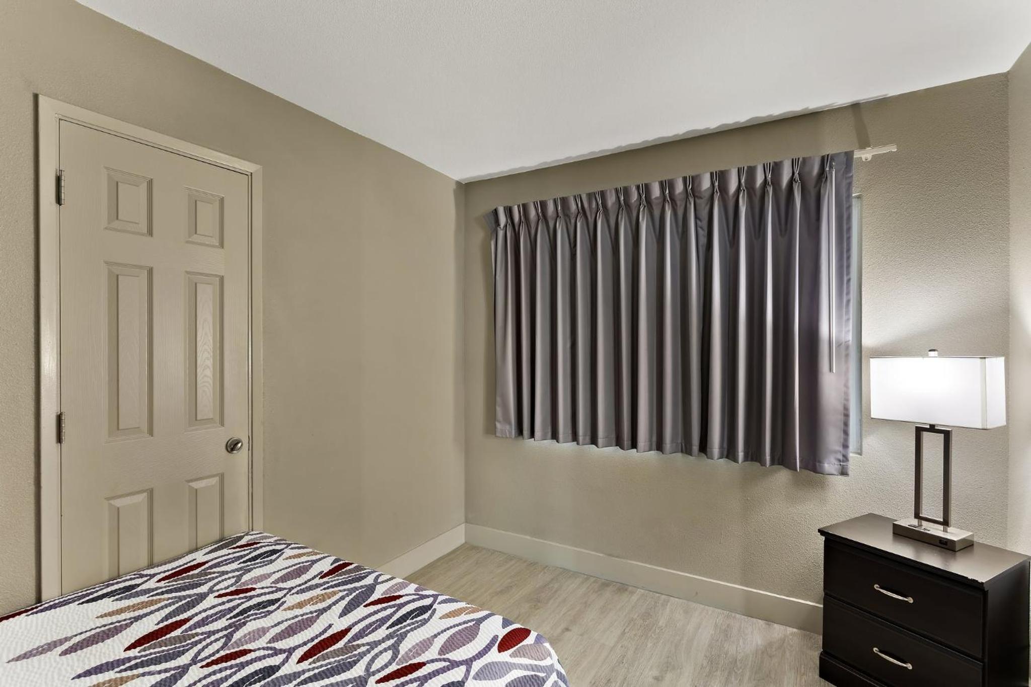 Deluxe Queen Room with Three Queen Beds - Smoke Free photo 2