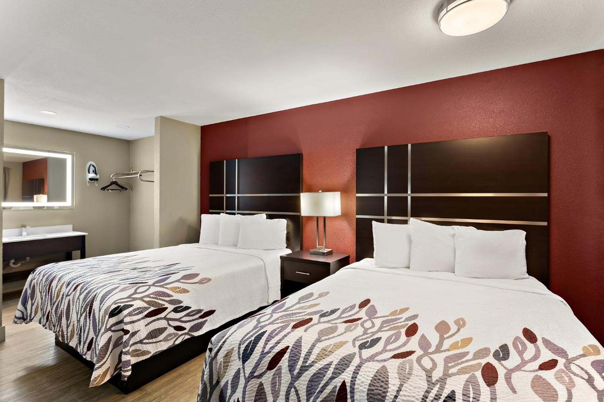 Deluxe Queen Room with Three Queen Beds - Smoke Free photo 1