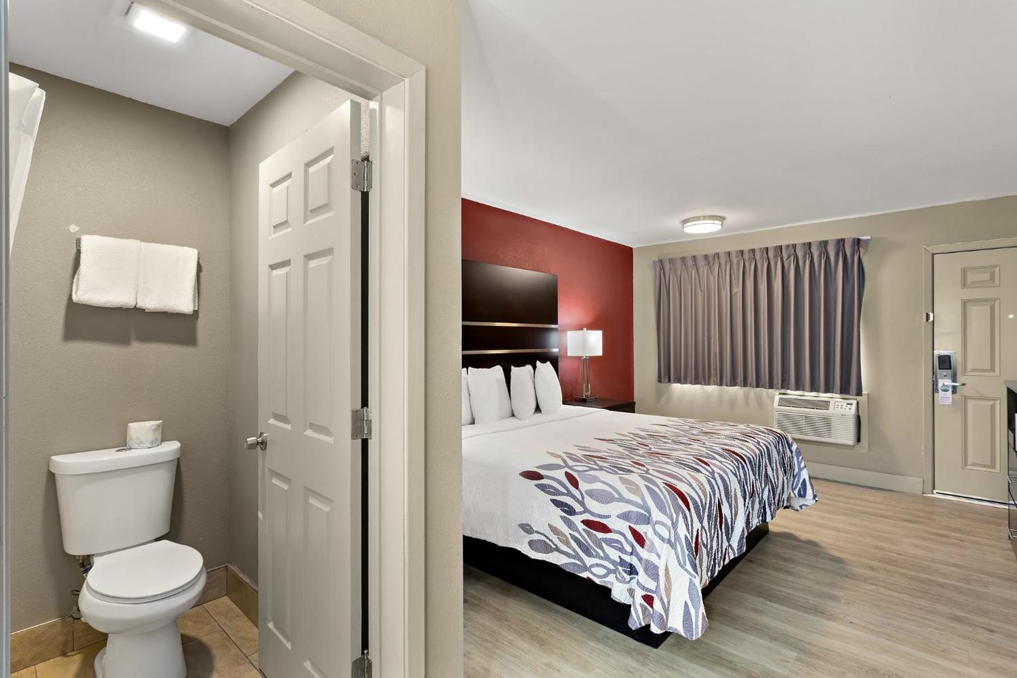 Superior King Room - Smoke Free photo 3