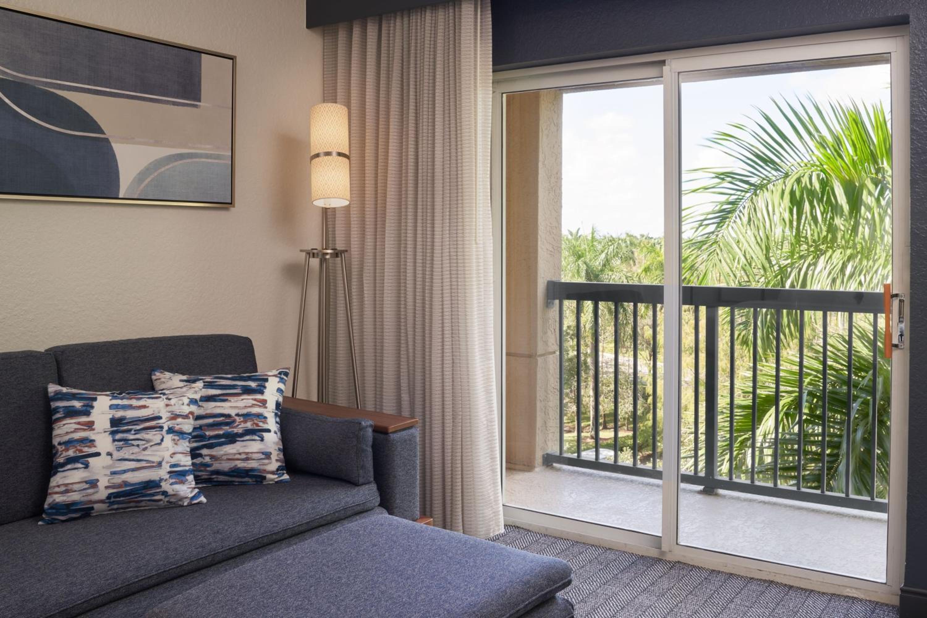 King Room with Sofa Bed and Balcony - Photo 6