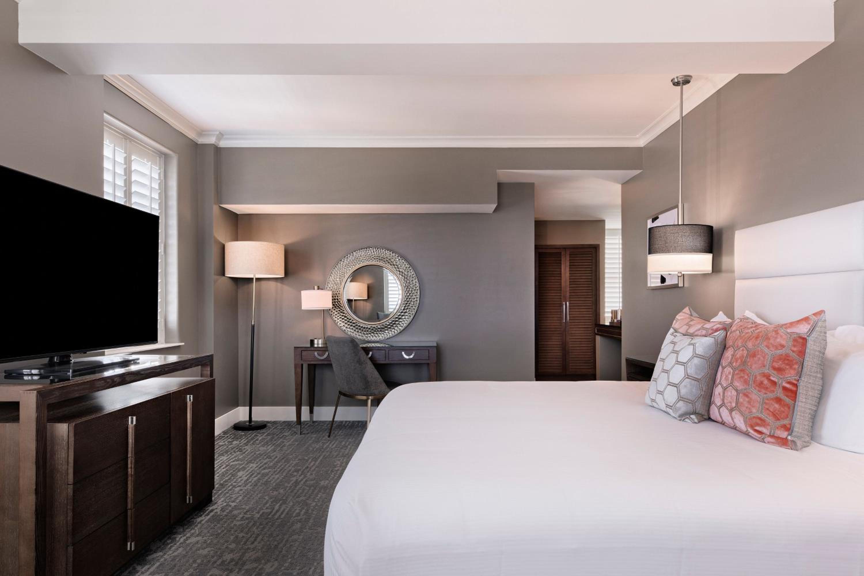 Larger Guest room, 1 King, City view, Corner room photo 1