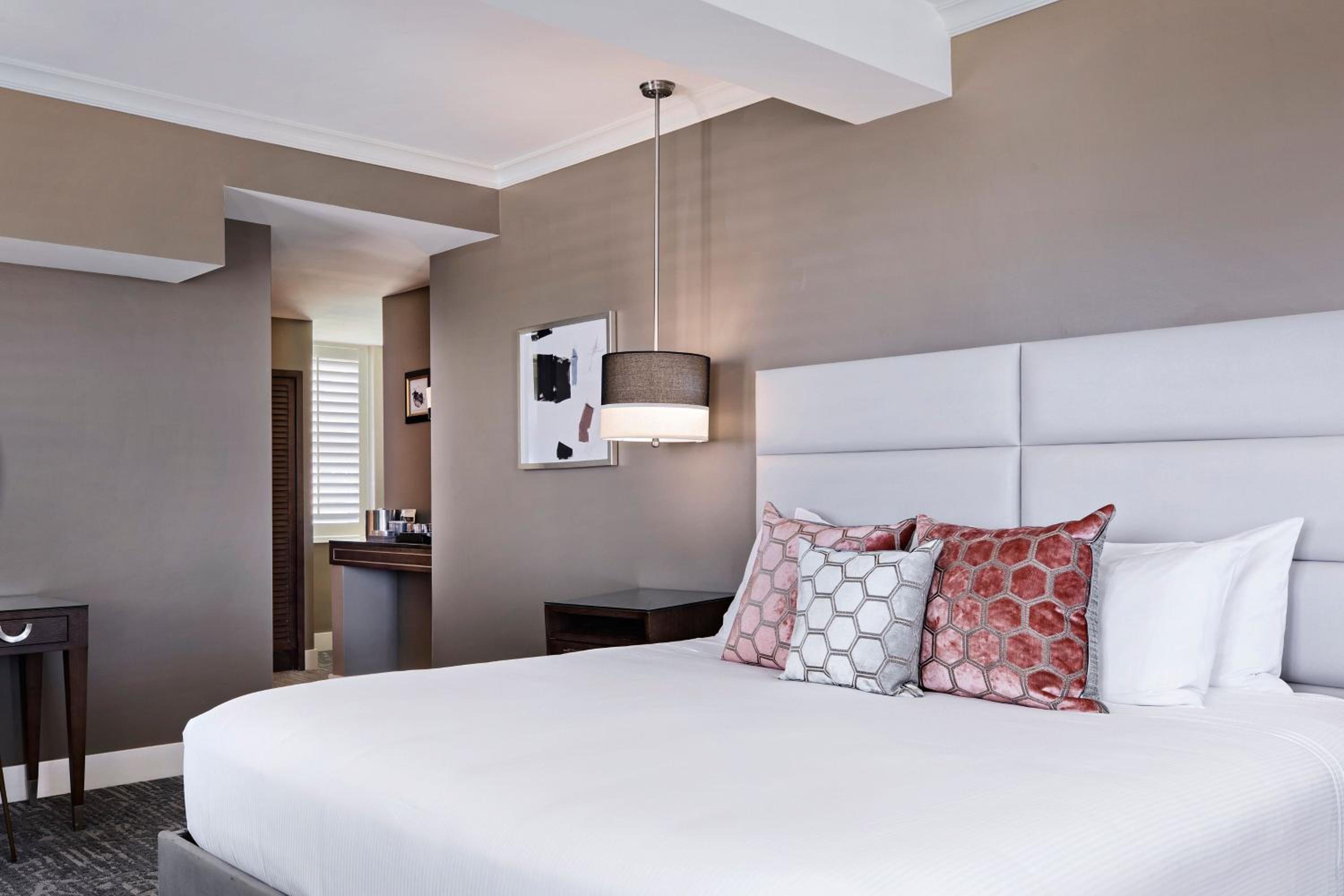 Larger Guest room, 1 King, City view, Corner room photo 3