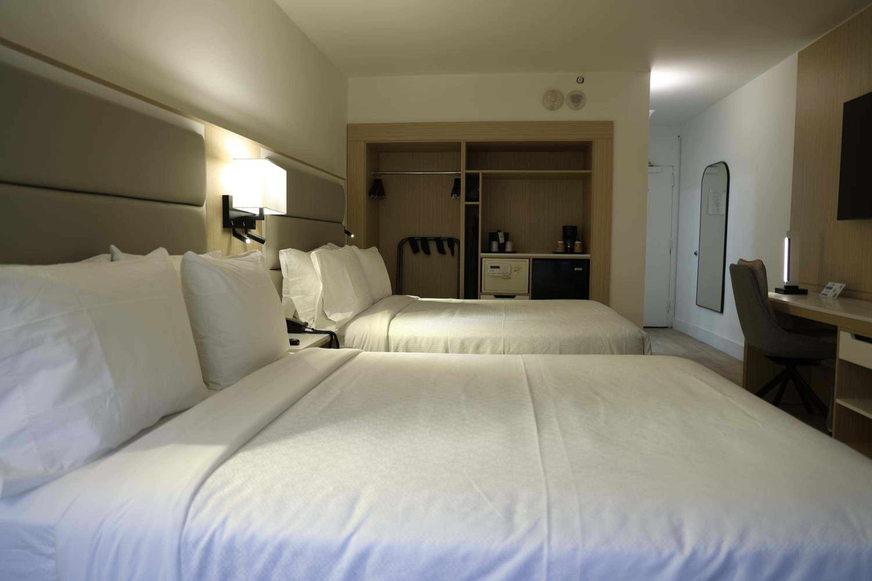 Premium Two queen Beds - Photo 4