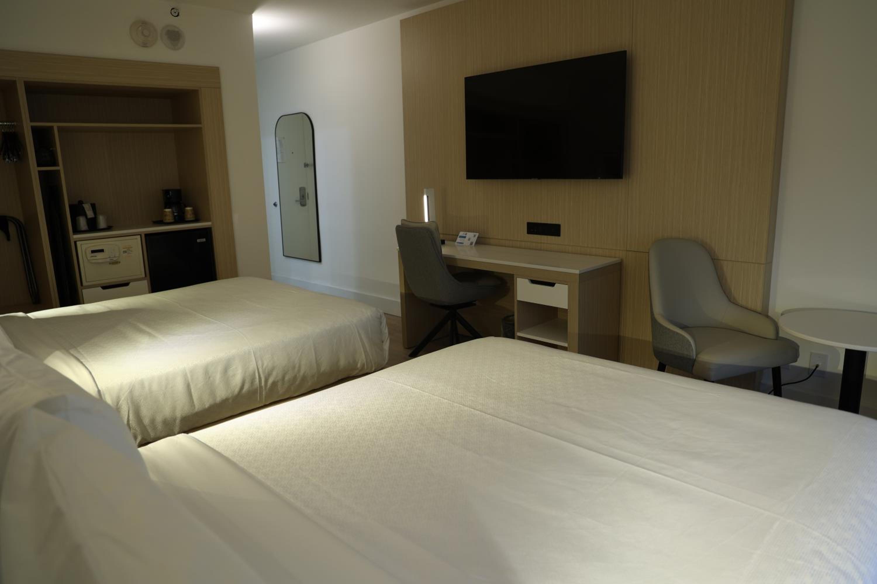 Premium Two queen Beds - Photo 3