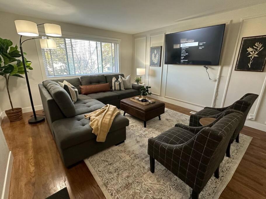 Three-Bedroom Apartment photo 1