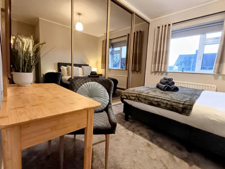 Three-Bedroom House photo 3