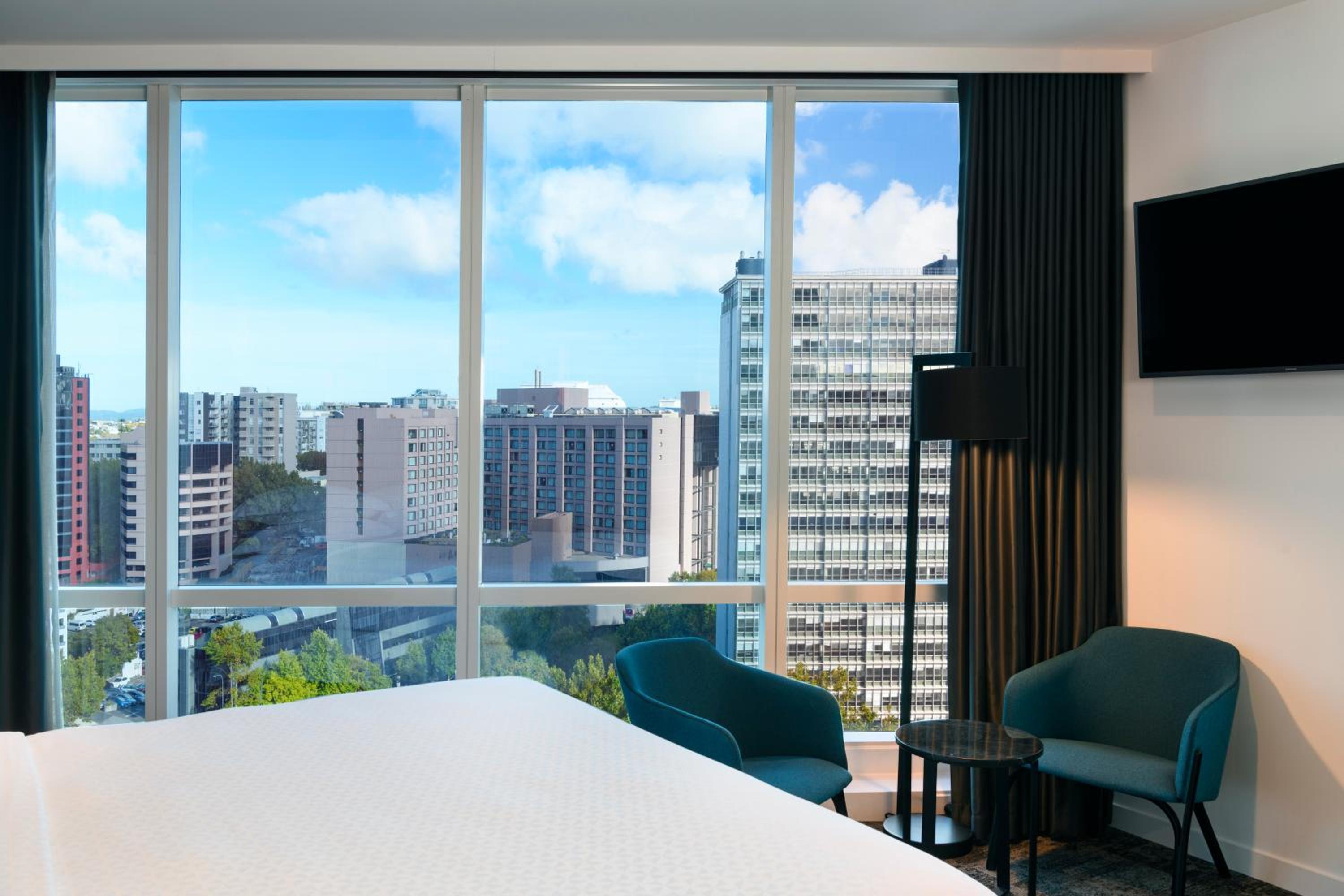 Corner Room with King Bed photo 2