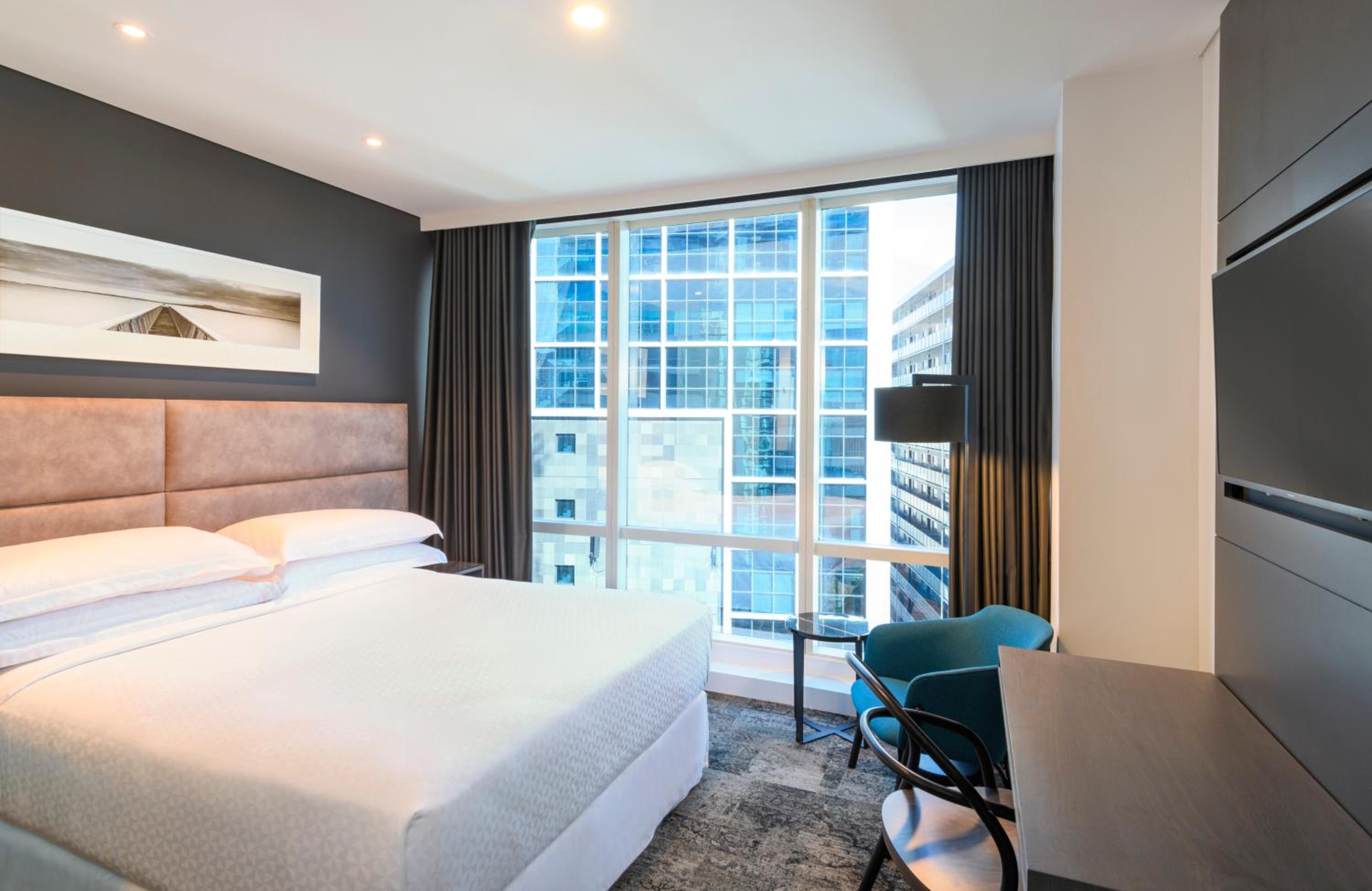 Superior King Room with City View