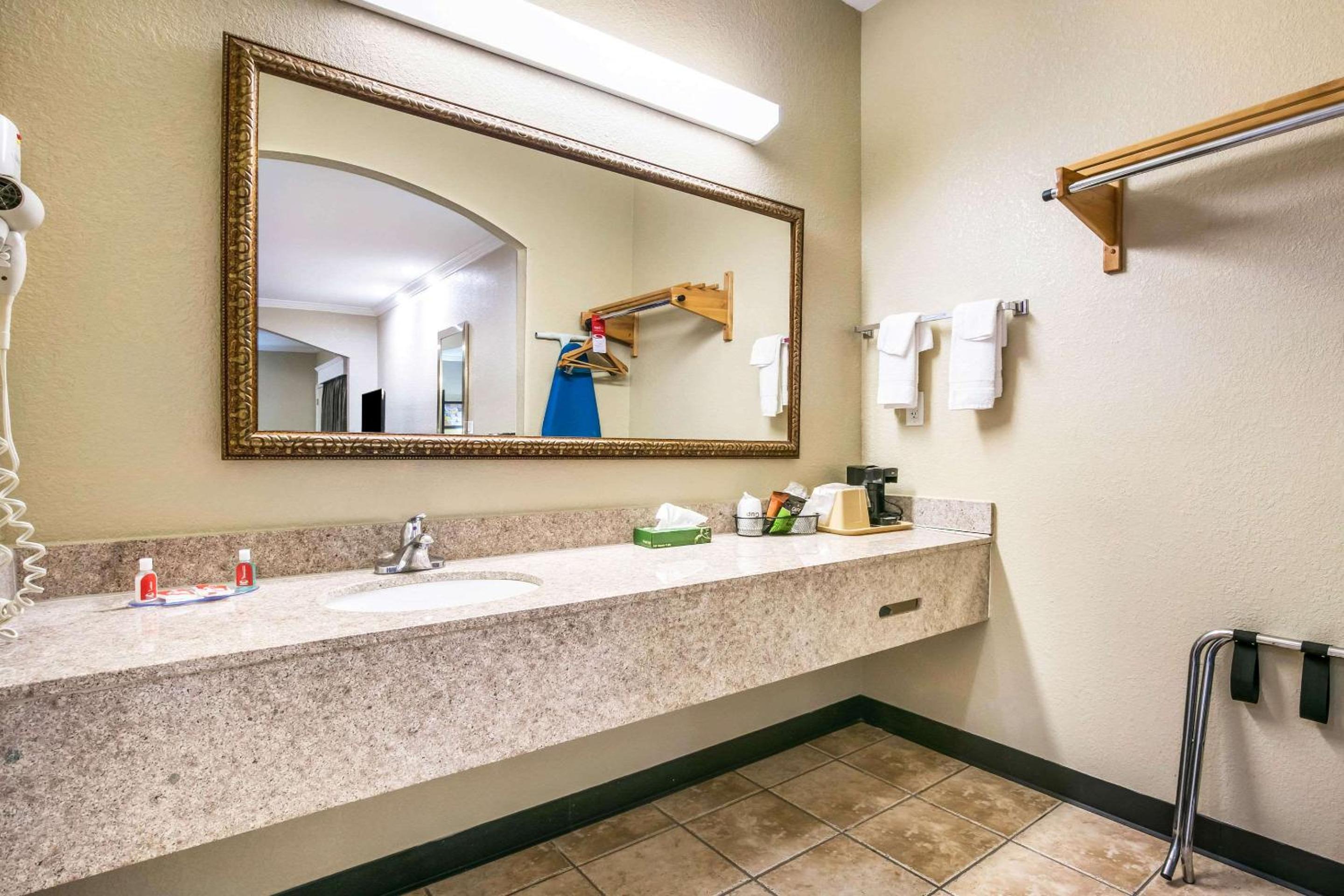 King Suite - Non-Smoking - Photo 2