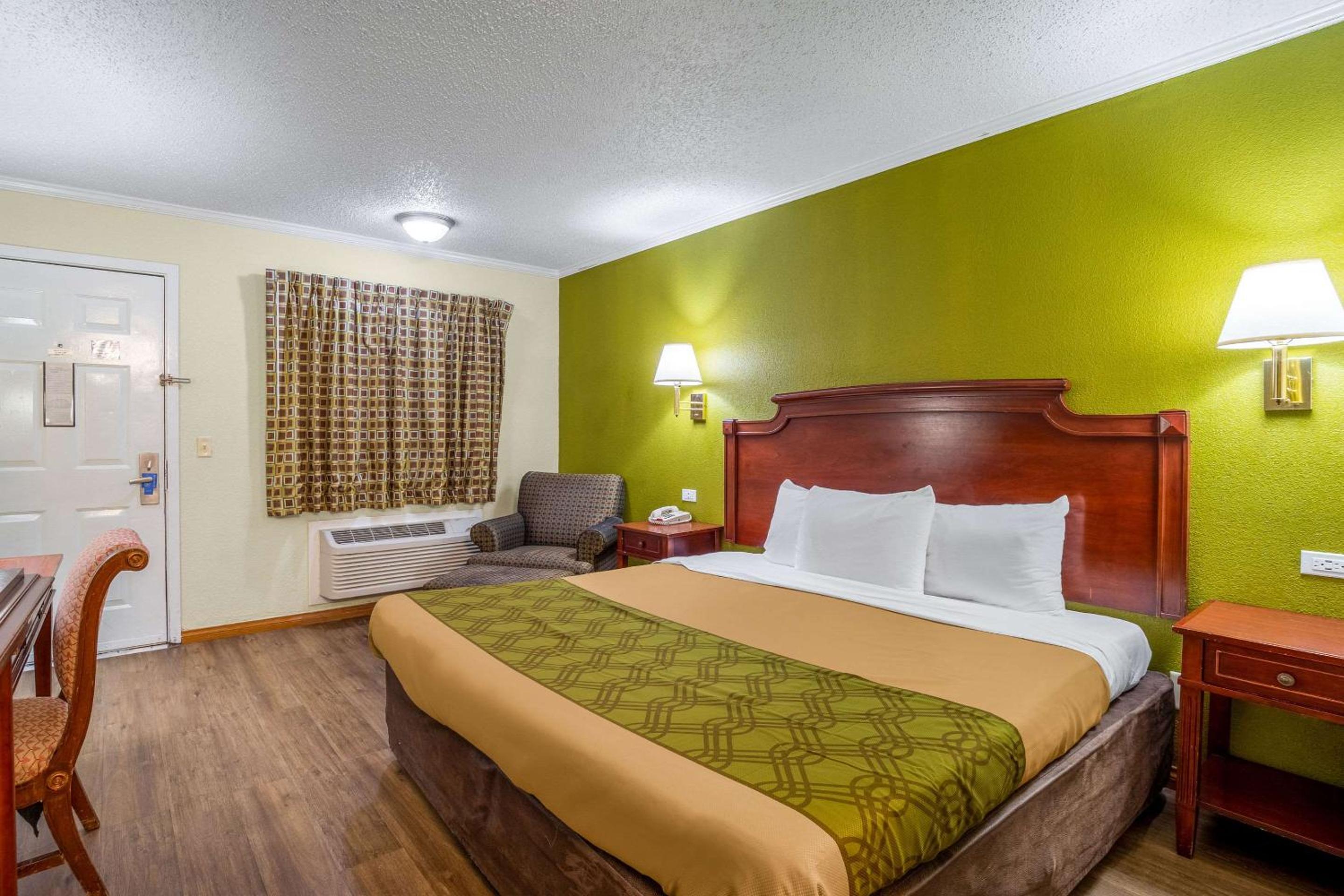 King Room - Non-Smoking - Photo 3