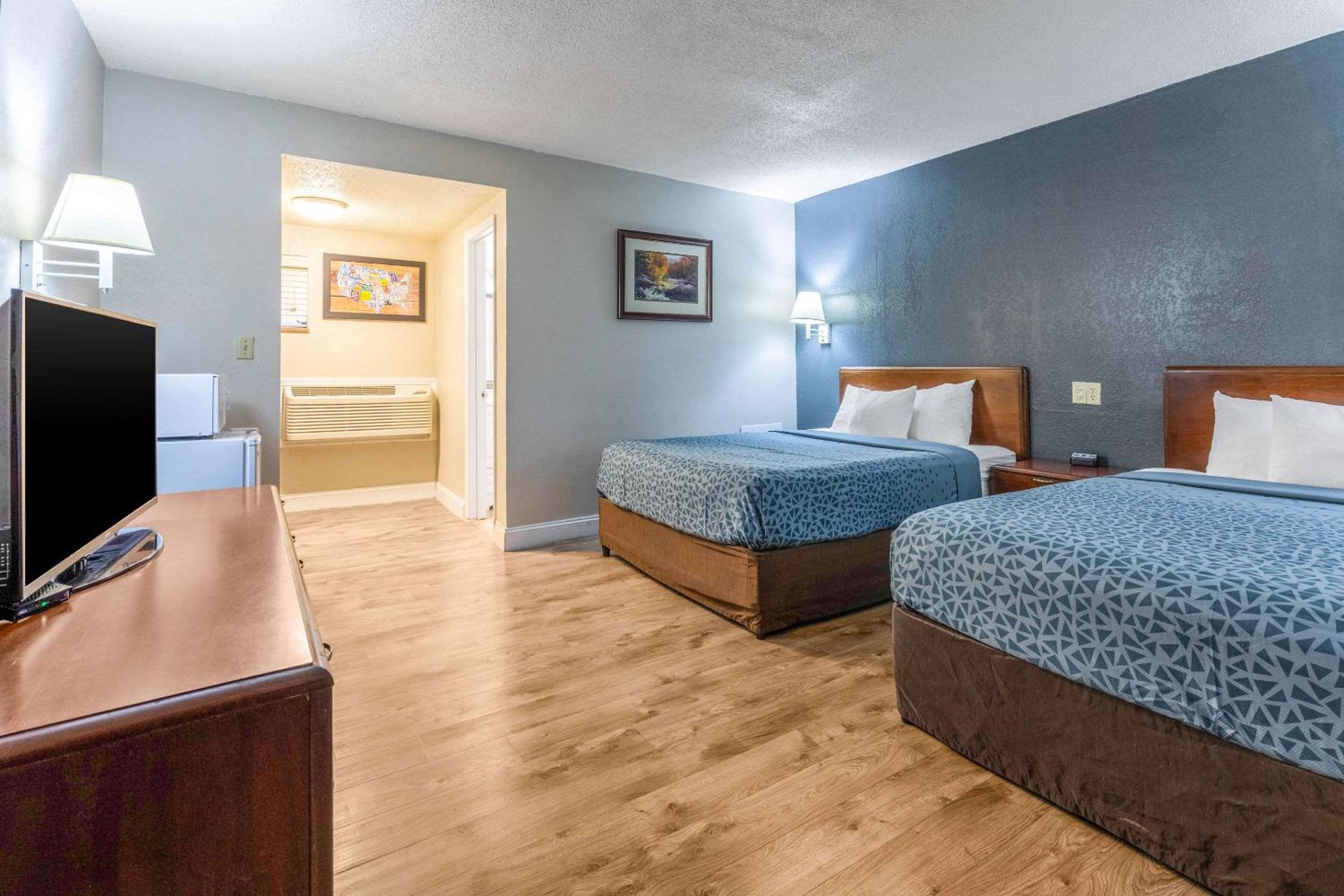 Queen Room with Two Queen Beds with River View- Non-Smoking photo 2