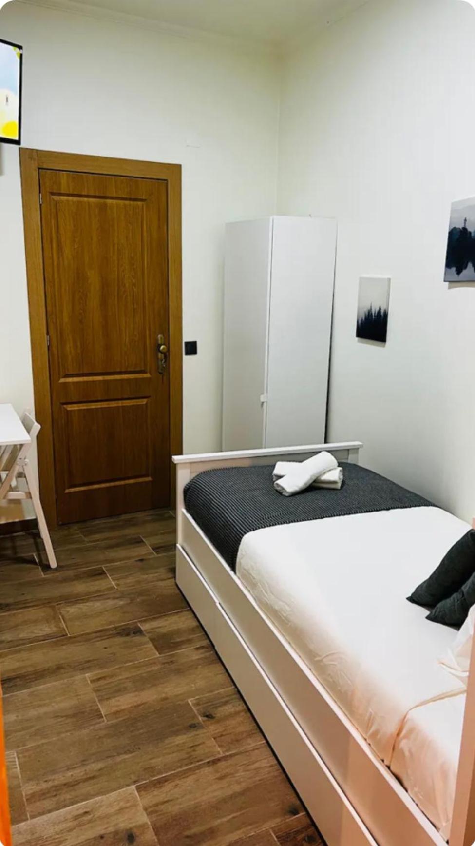 Single Room with Private Bathroom photo 1