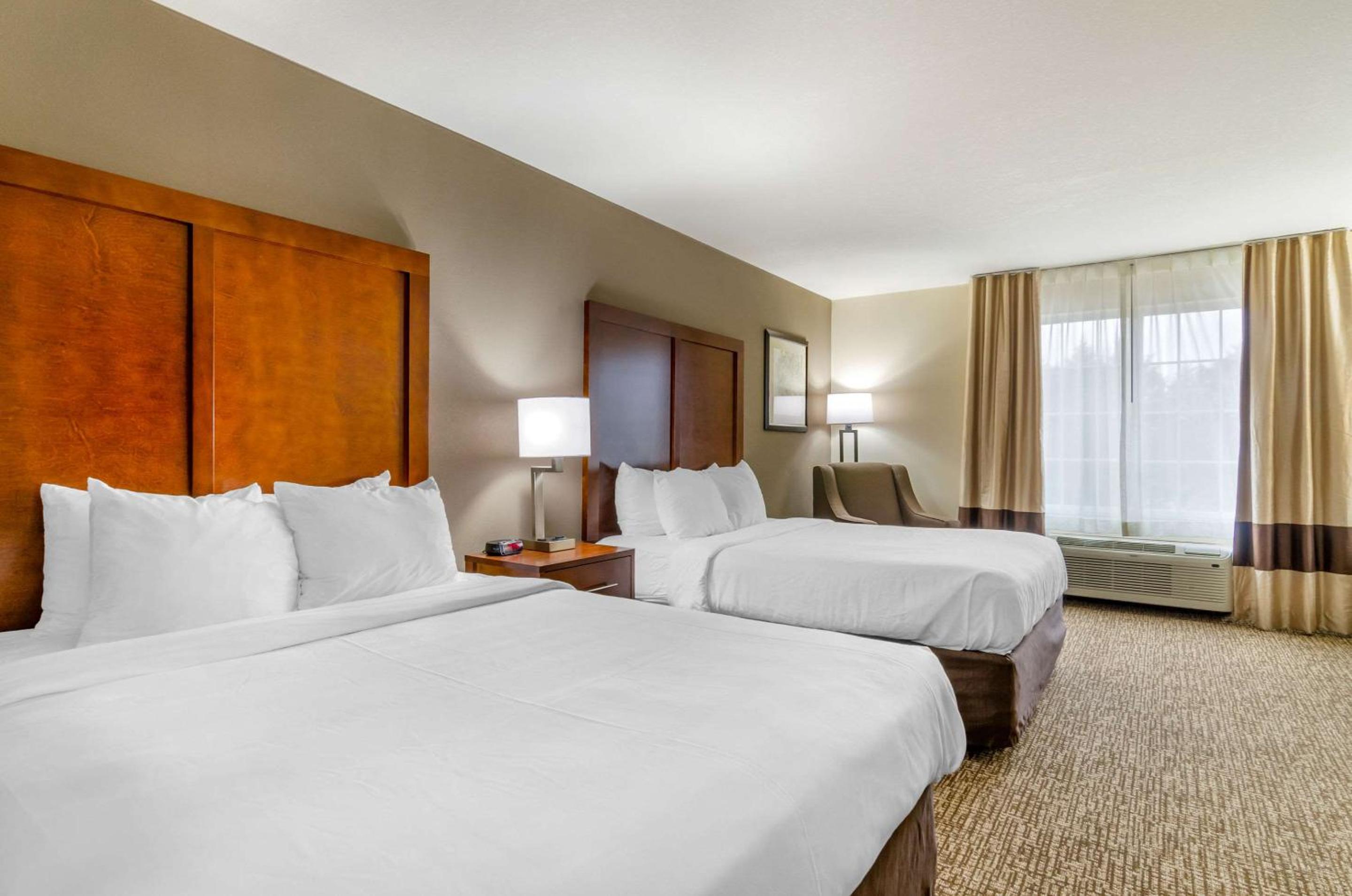 Queen Room with Two Queen Beds - Non-Smoking - Photo 1